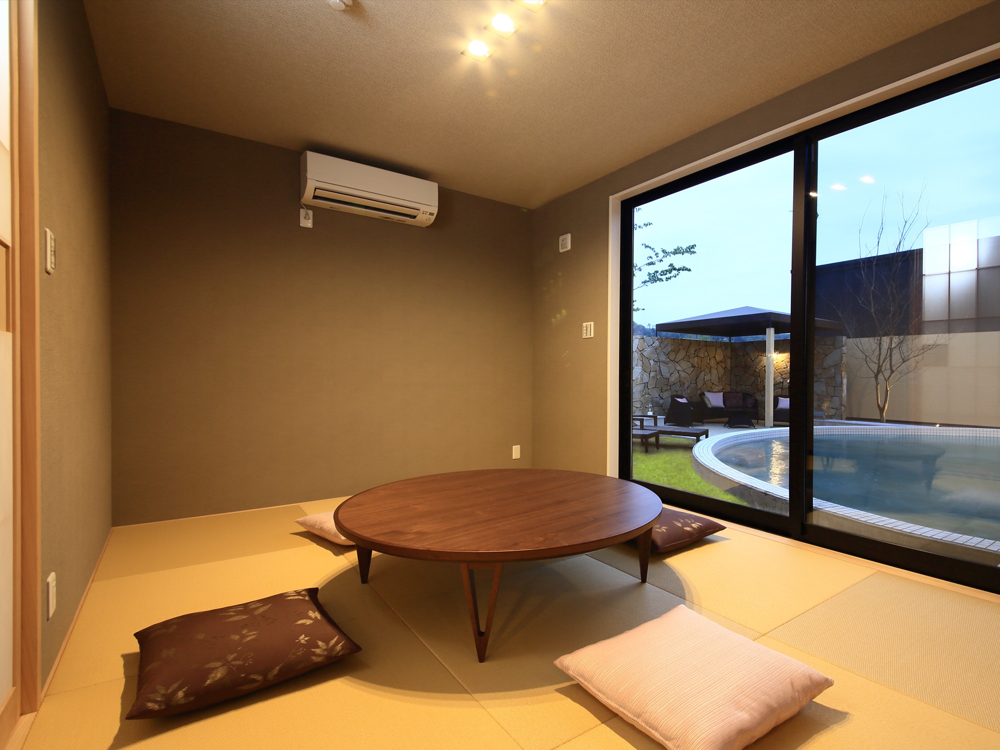 [Japanese-style room] "Lie down on tatami mats and take a nap & hellip;" A relaxing and relaxing space