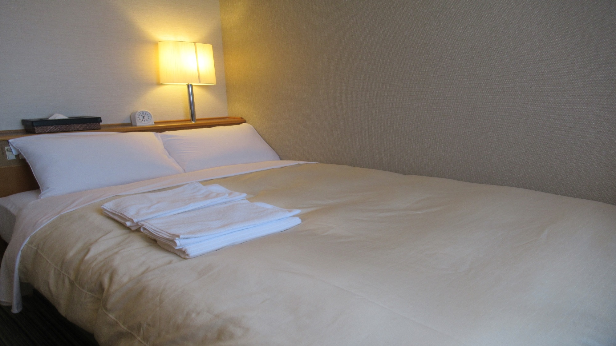 Semi-double room: 13 square meters, 120 cm wide bed