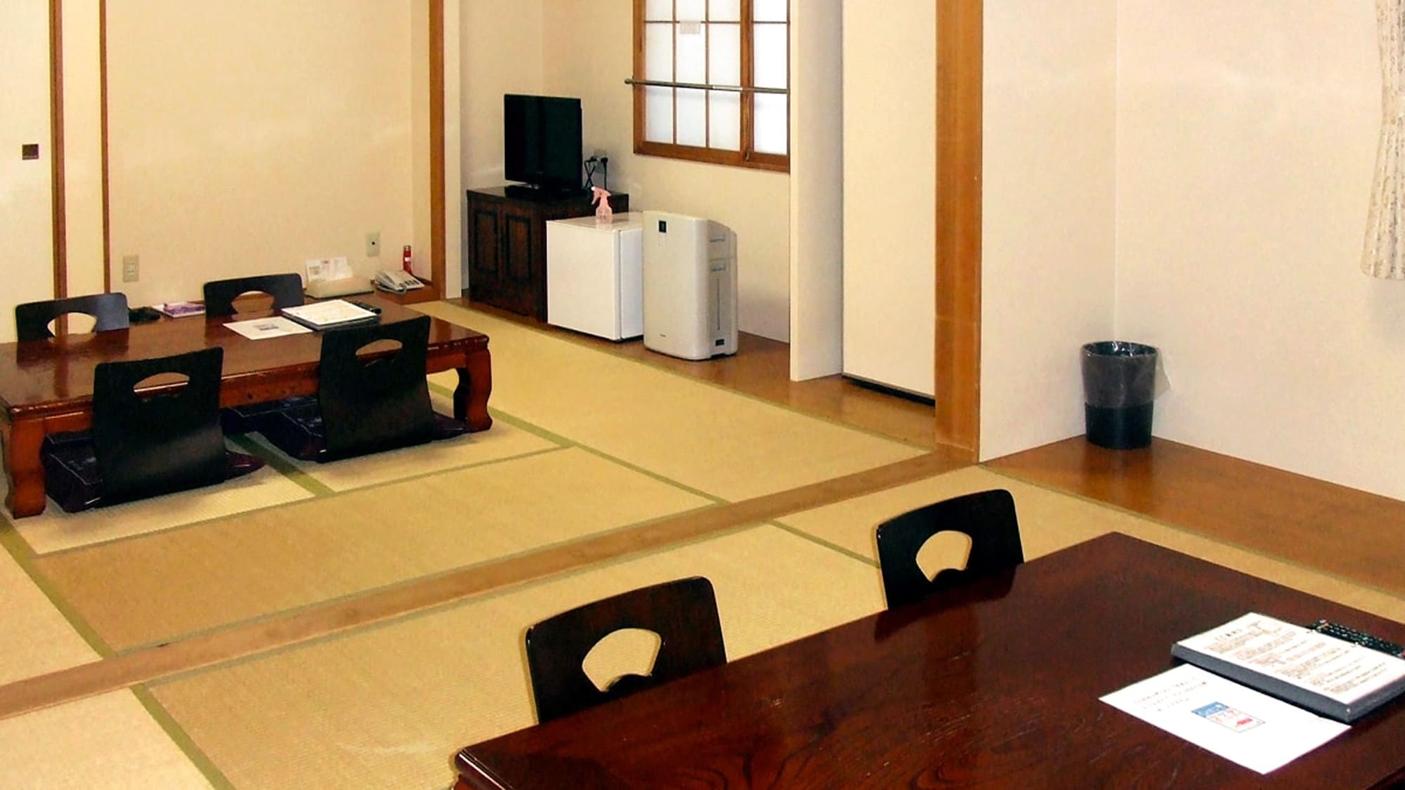 [Japanese-style room 16 tatami mats] Even a large number of people can relax and stretch their legs.