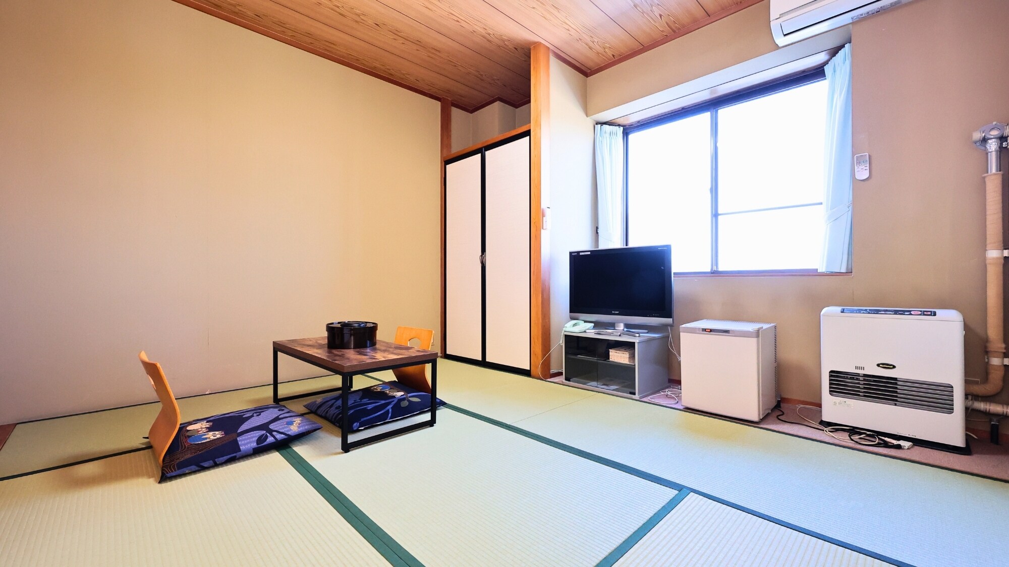 ・Japanese-style room with tatami mats and a TV