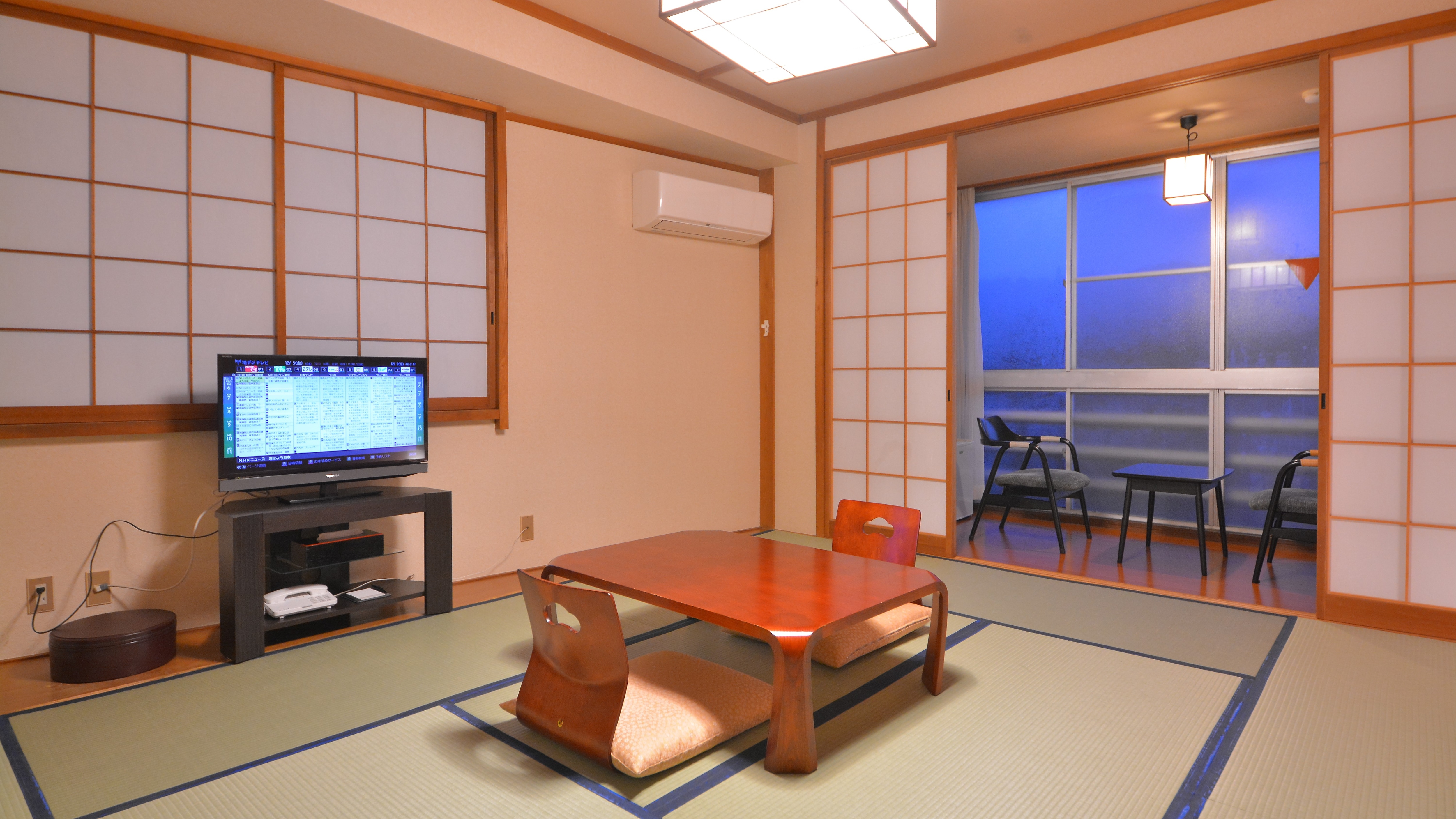 Japanese-style room with smoking bath and toilet