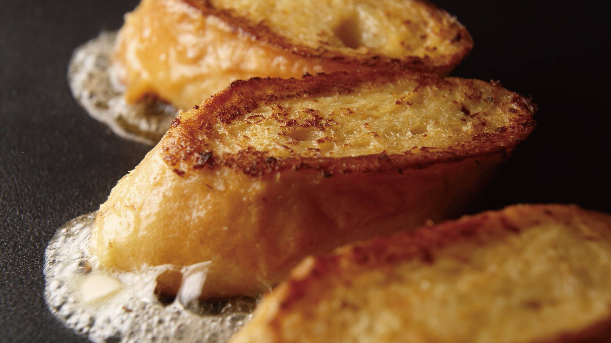 [Breakfast] French toast: A hot, fluffy dish with an irresistible aroma of burnt butter.