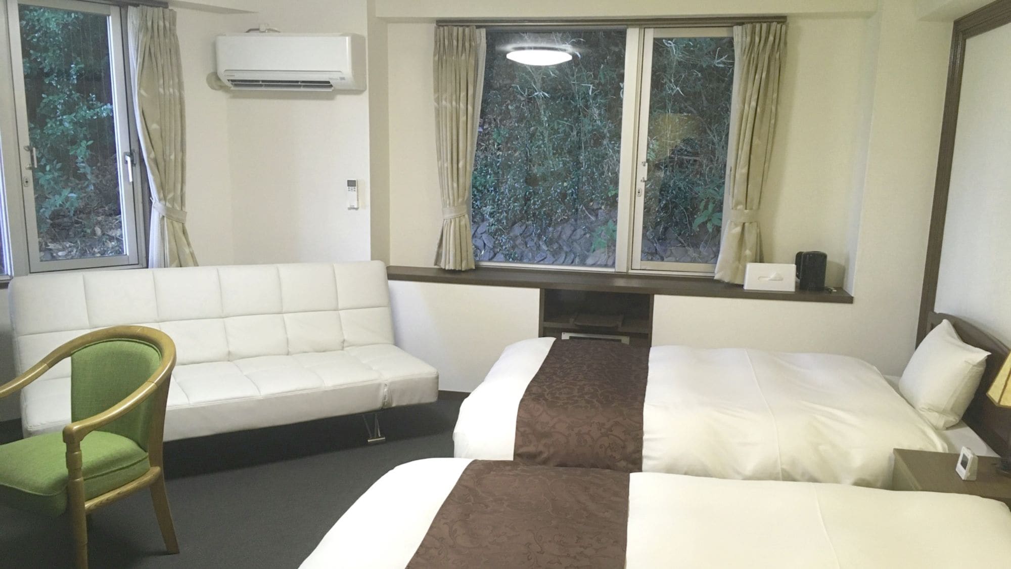 ・[Twin room + EX bed example] Two semi-double beds and one extra bed are installed.