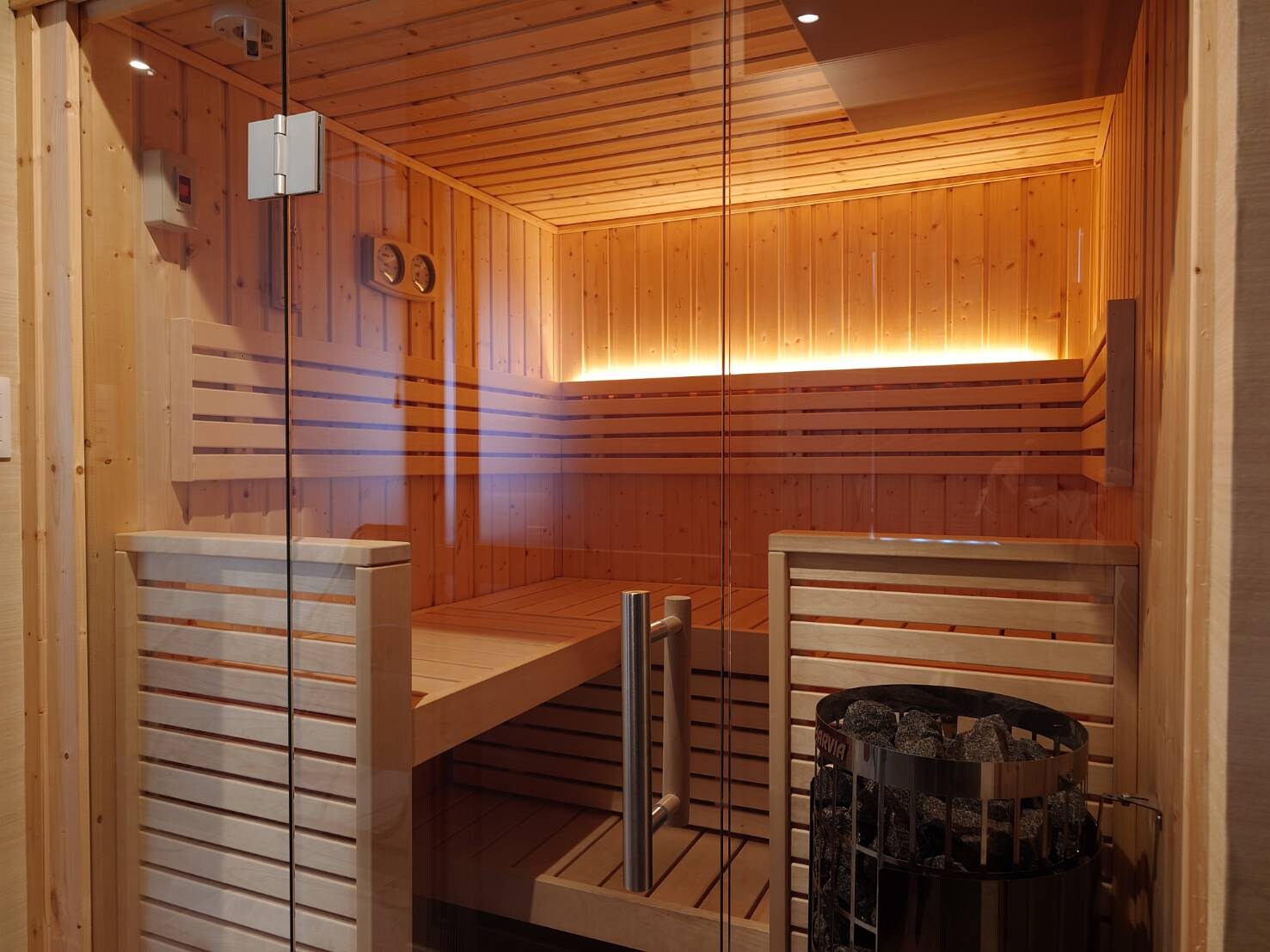 Sauna (Japanese crayfish, chum salmon, Hokkaido squirrel)