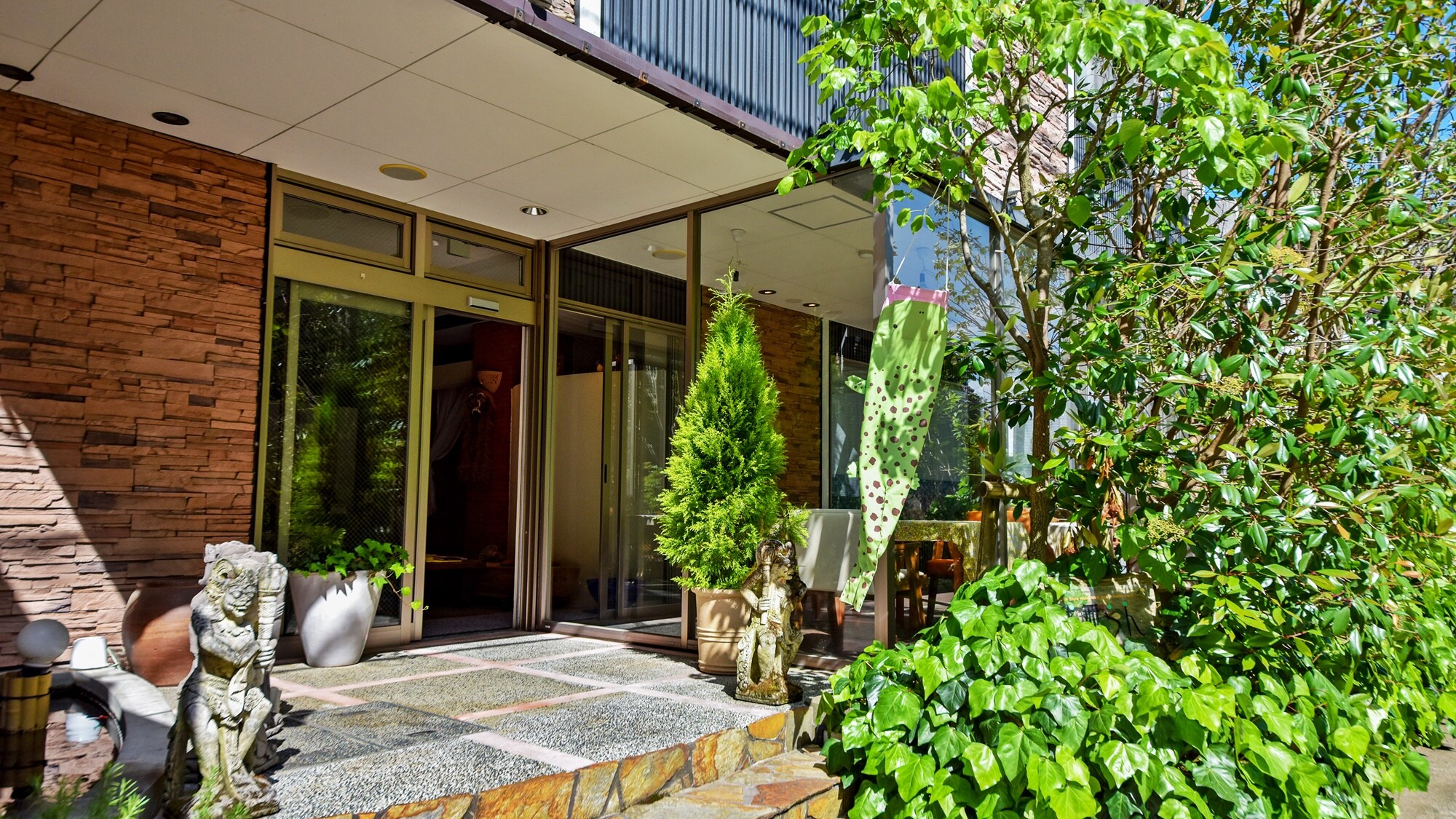 *There are Balinese ornaments at the entrance. Enjoy the atmosphere of Yubara Onsen and Bali.