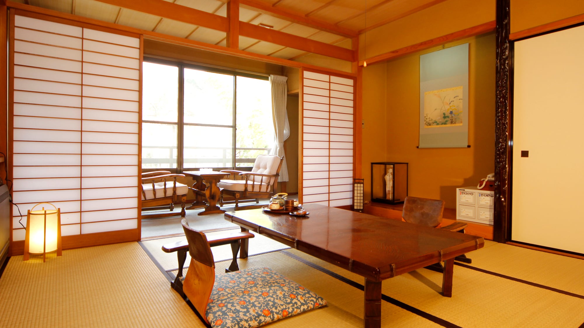 [8 tatami Japanese-style room] A Japanese-style room with bright light and a pleasant breeze.