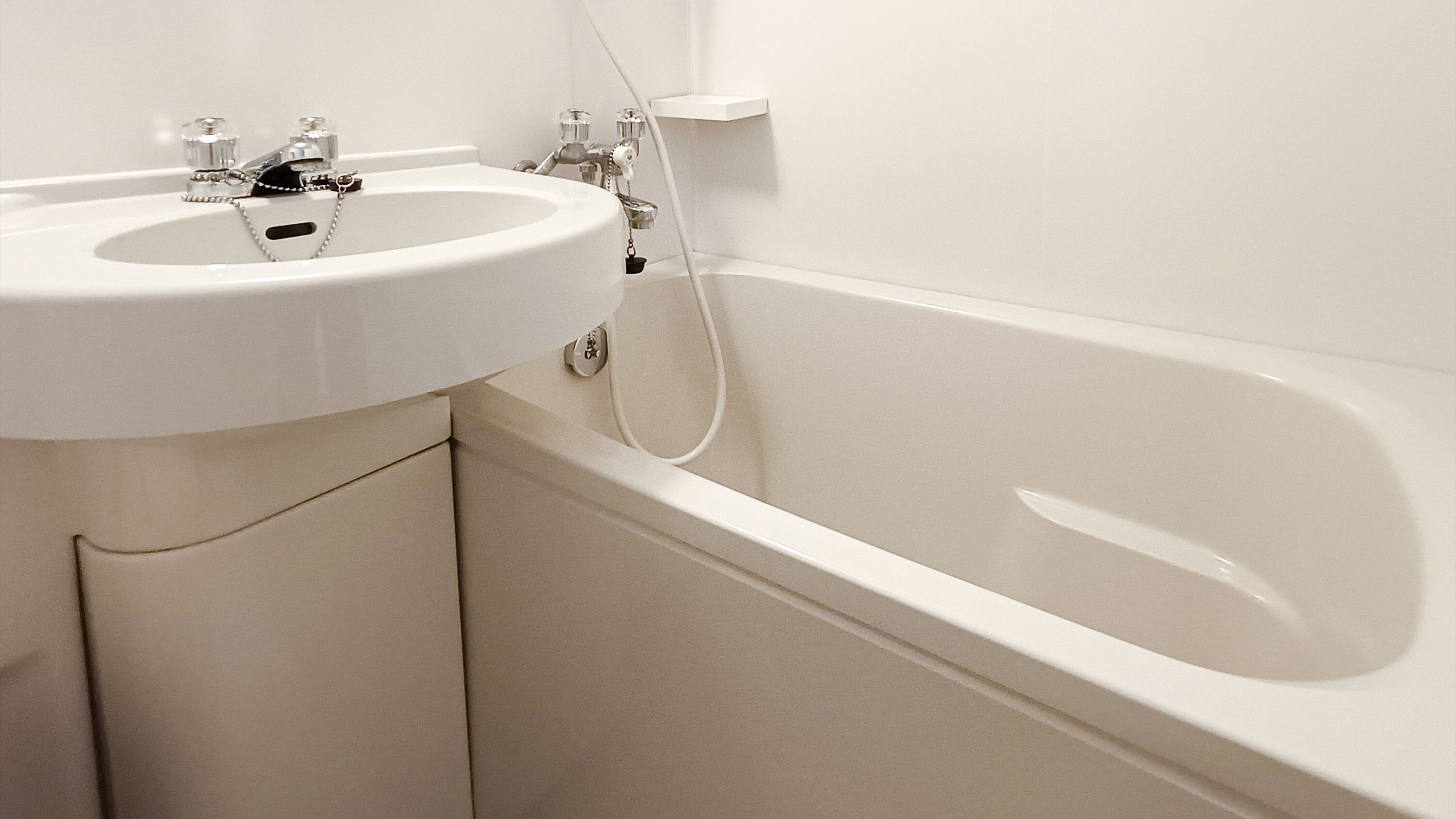 [Bathroom] Enjoy a relaxing bath time in the slightly deep bathtub.