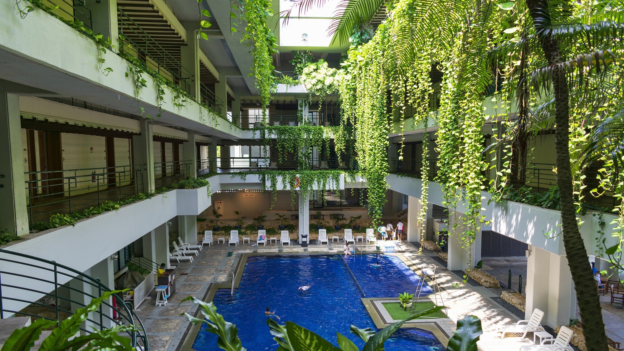 Kolam atrium siang hari