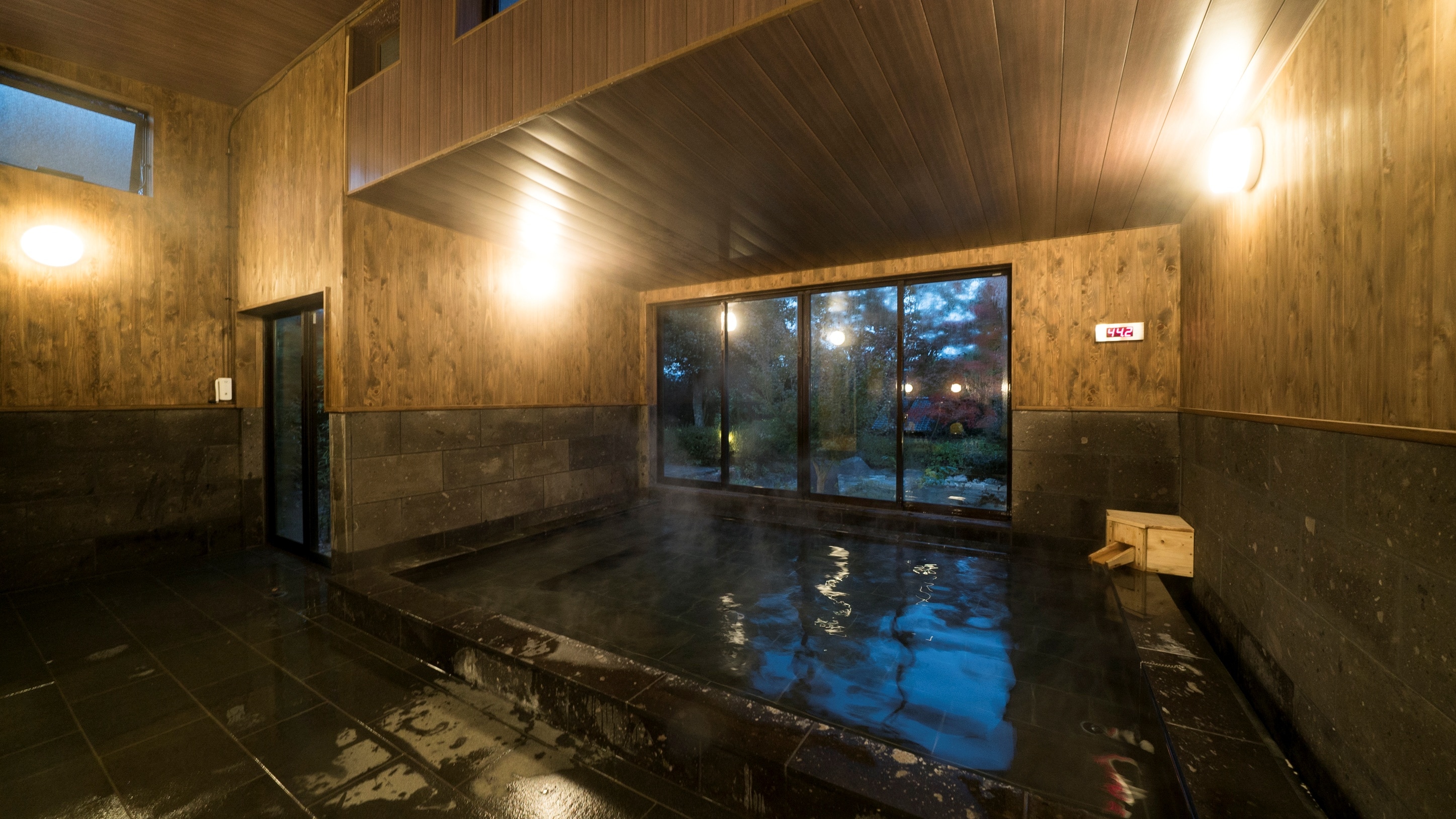 Large communal bath where you can feel a sense of openness