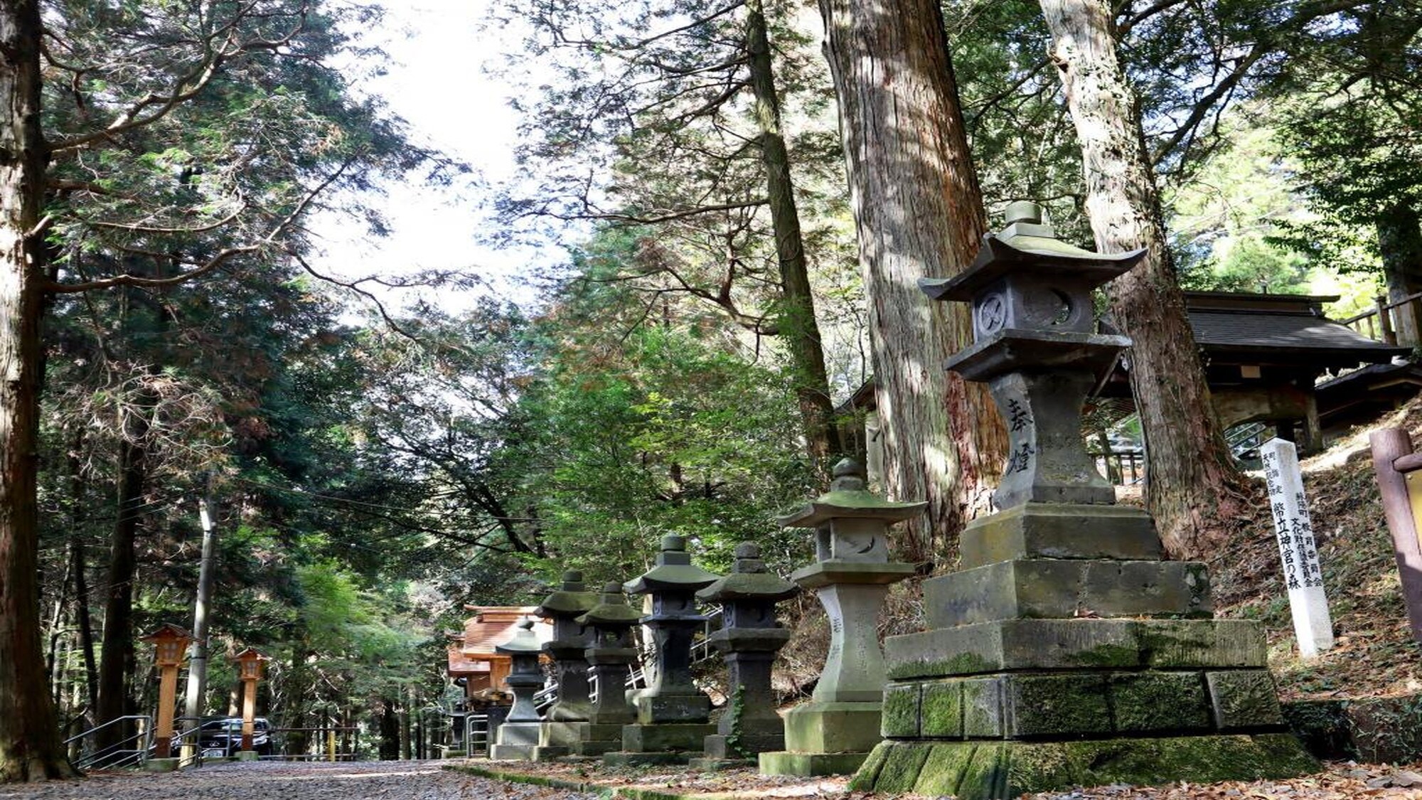 [Kuil Heitate] Kuil tertua di Jepang. Ia juga memiliki jimat spiritual seperti Zero Earth! (Foto milik Federasi Pariwisata Kumamoto)