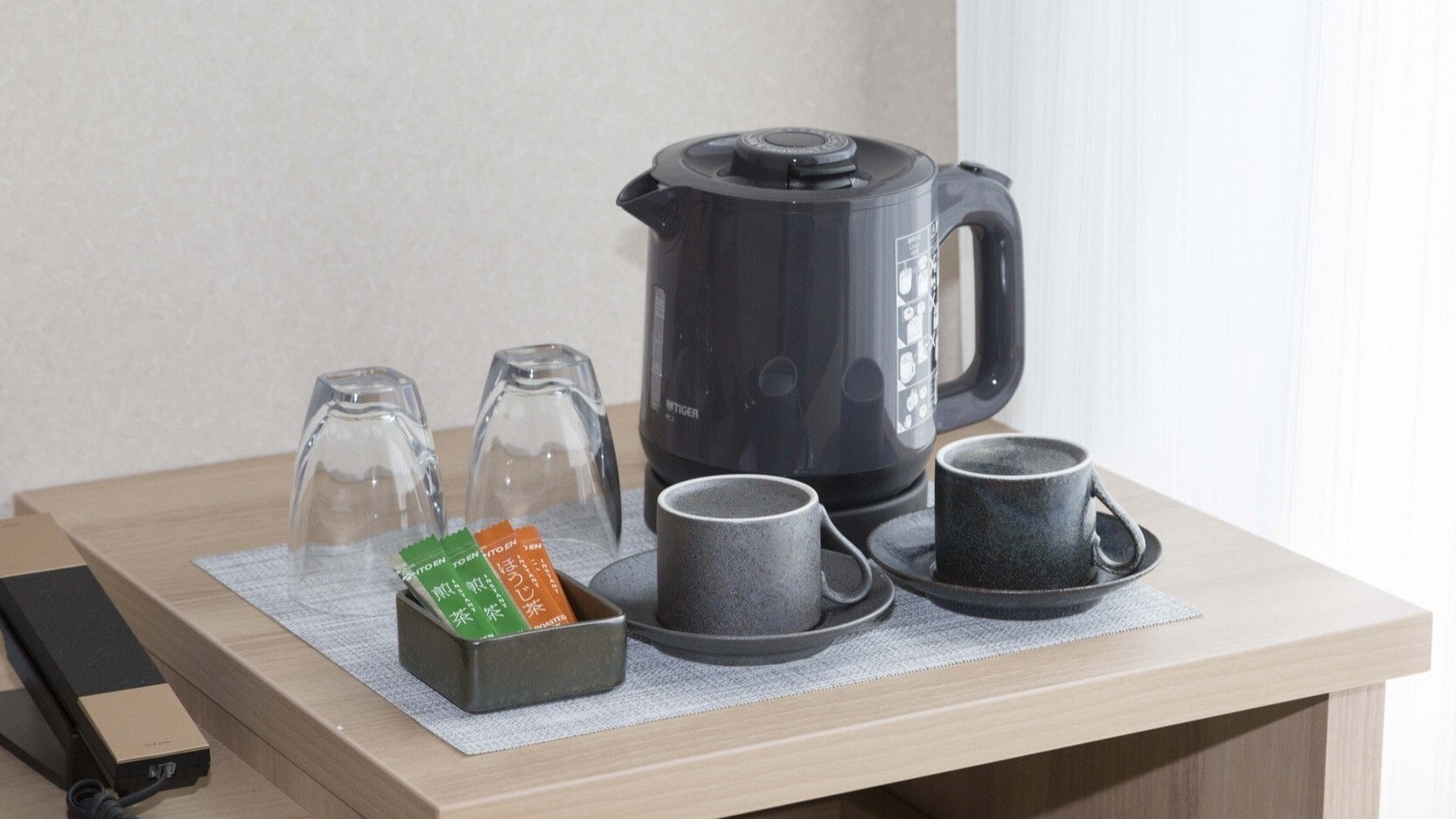 Ketel listrik dan stik bubuk teh