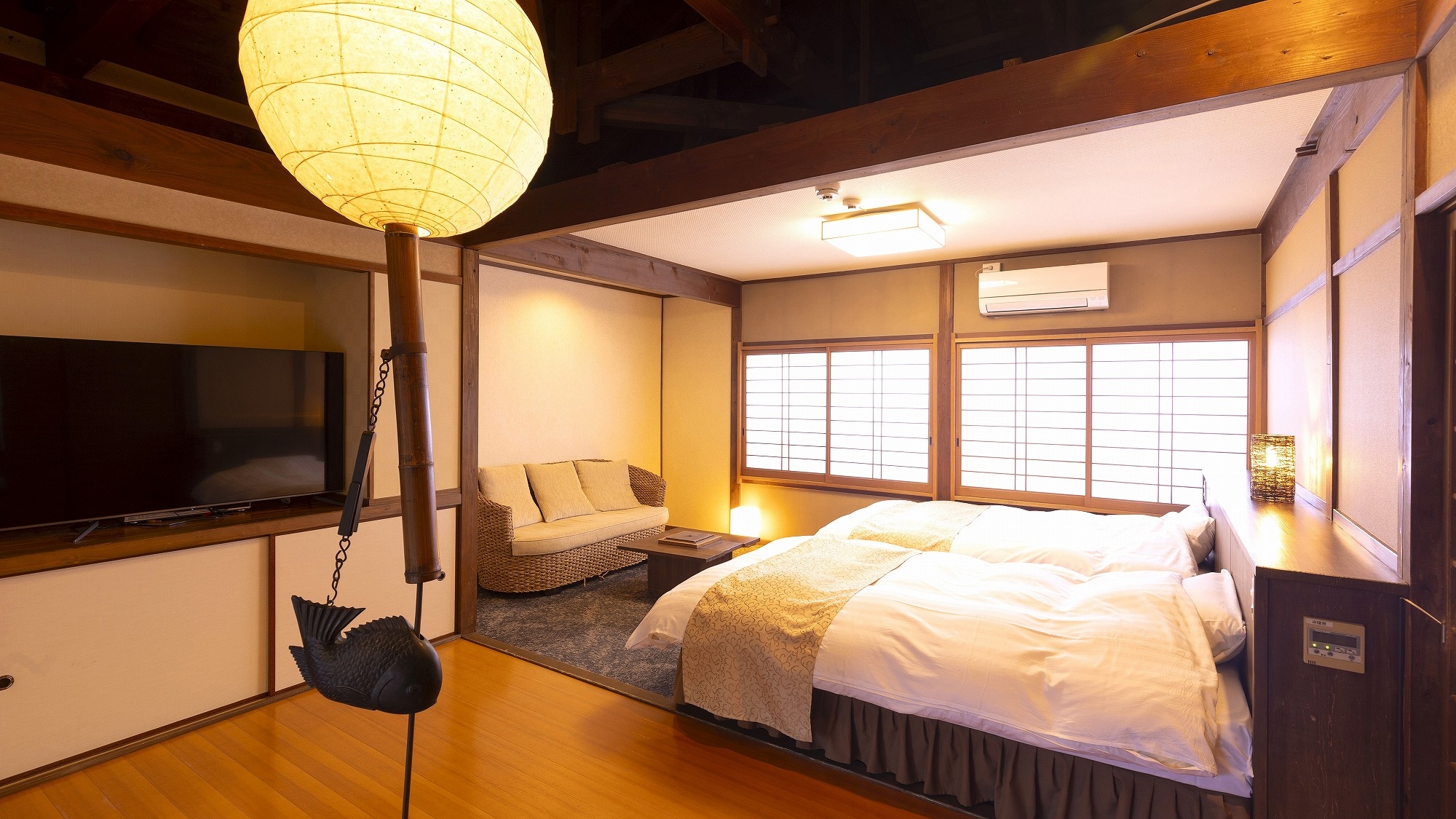 [Separate Japanese-Western room with semi-open-air bath] (3 people capacity) *Room with hearth (2 beds + 6 tatami mats between wooden boards)