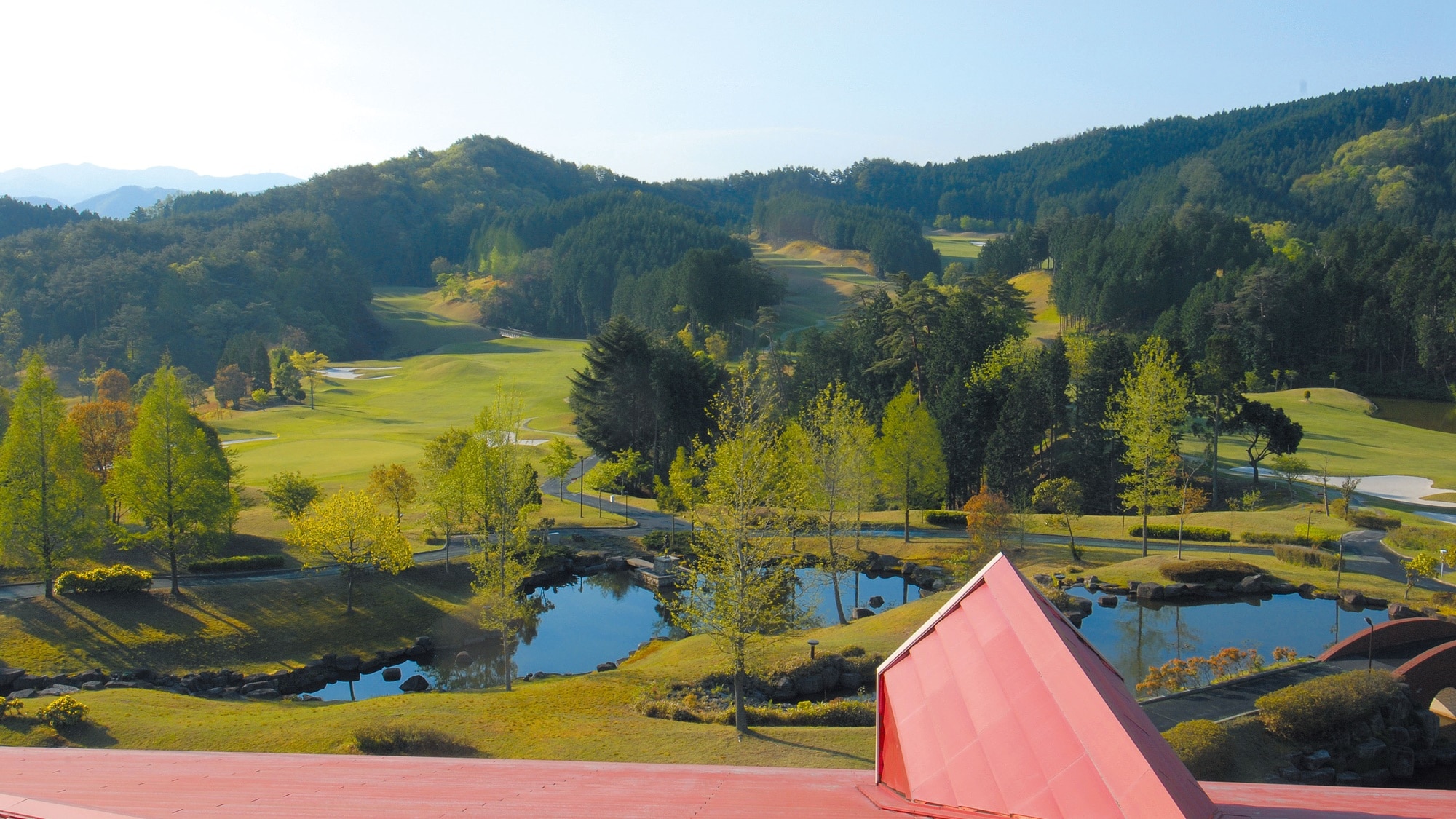 [View] The view from the golf course-facing guest rooms. You can see the golf course modeled after Augusta.