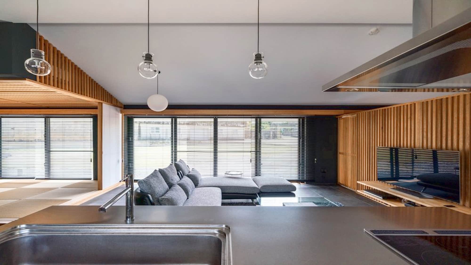 ・High ceilings and greenery in the garden enhance the sense of openness