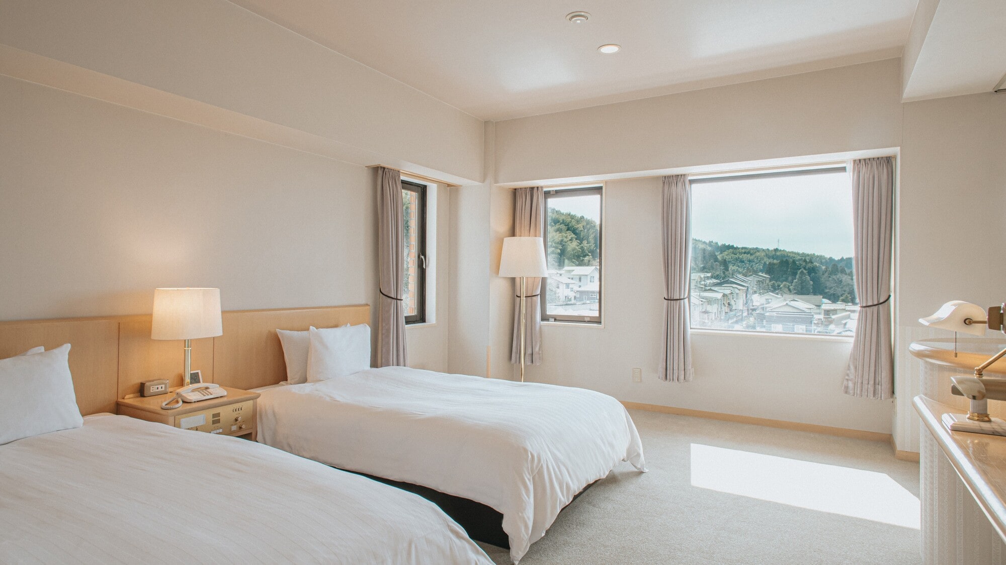 Sisi tempat tidur semi-suite