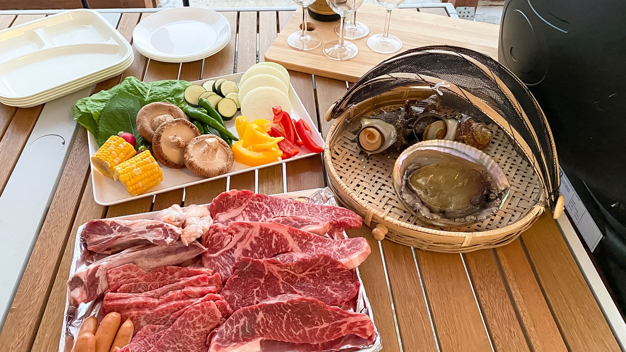 ・享用伊豆牛排、排骨、带骨香肠等