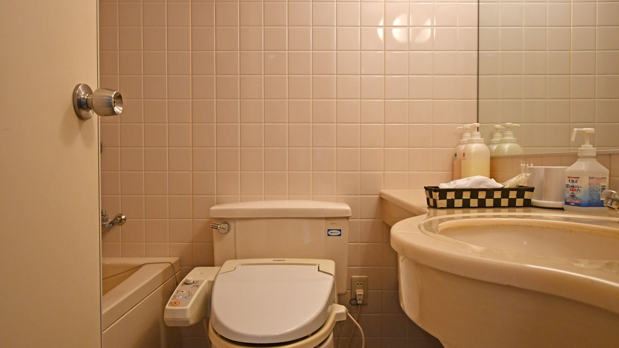 [Western-style twin room] Equipped with a unit bath and toilet.