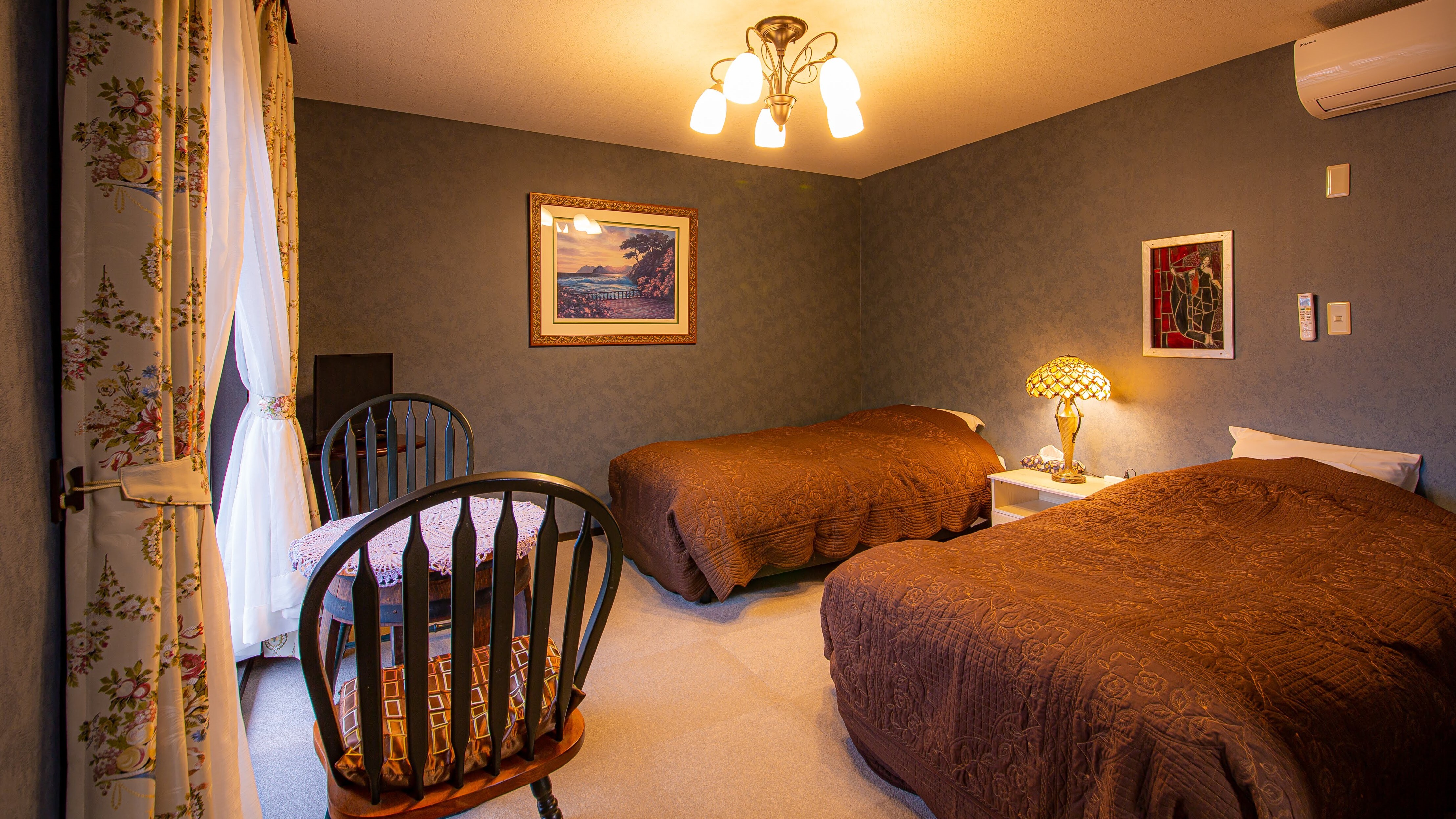 [Main building, Tsukimai room] Japanese-Western style room