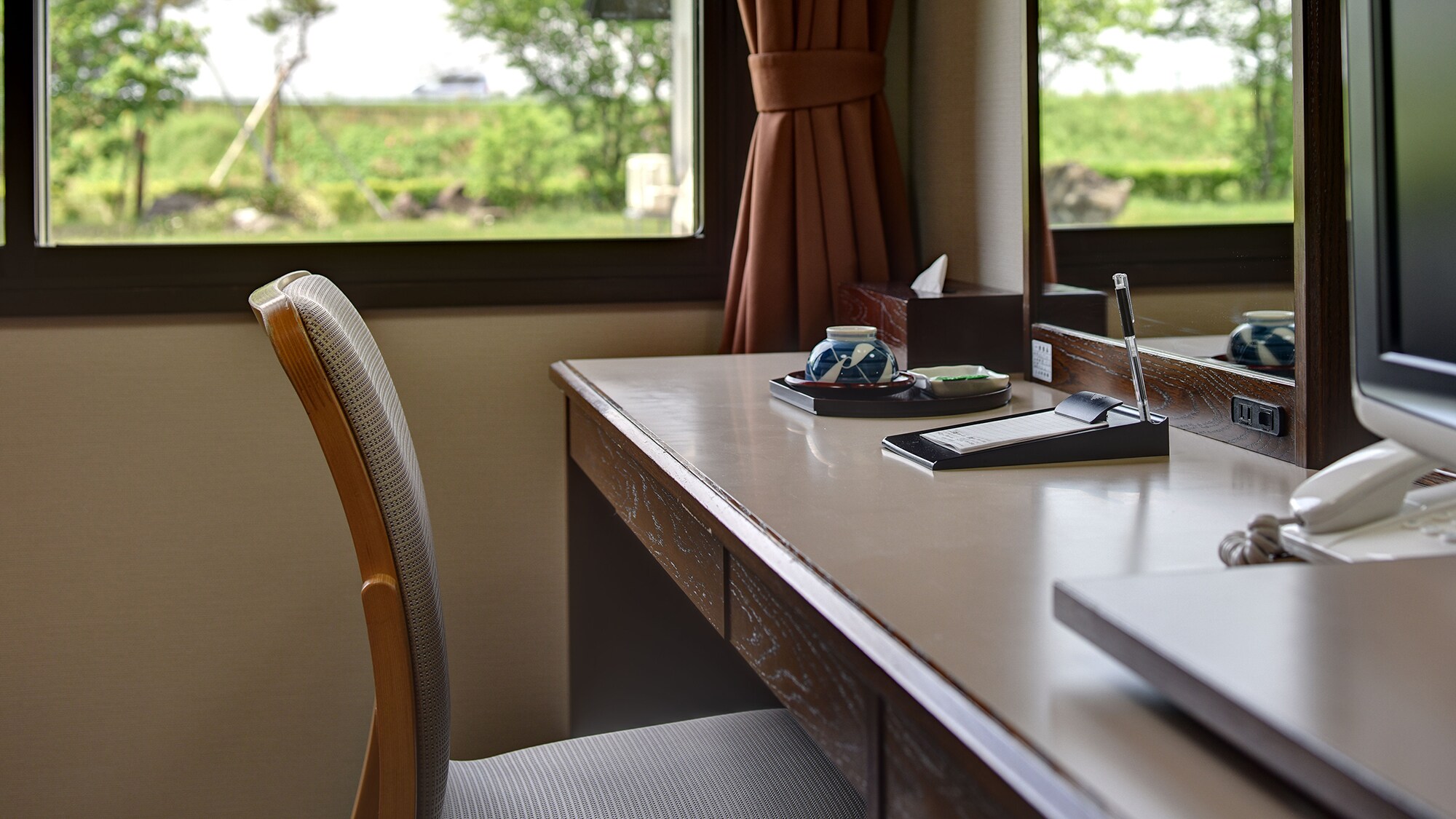 * [Examples of room facilities] We provide a desk large enough to hold a laptop.