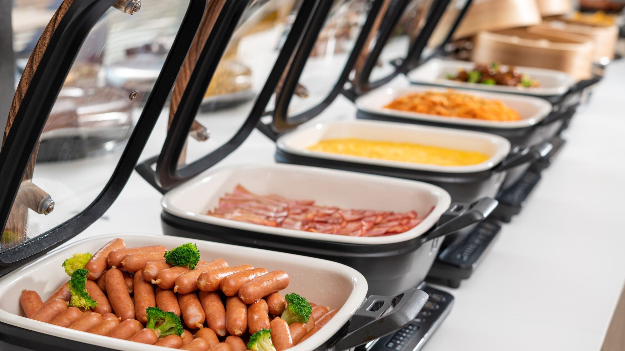 [Breakfast buffet] We also have a wide variety of Western dishes, including sausages and bacon.