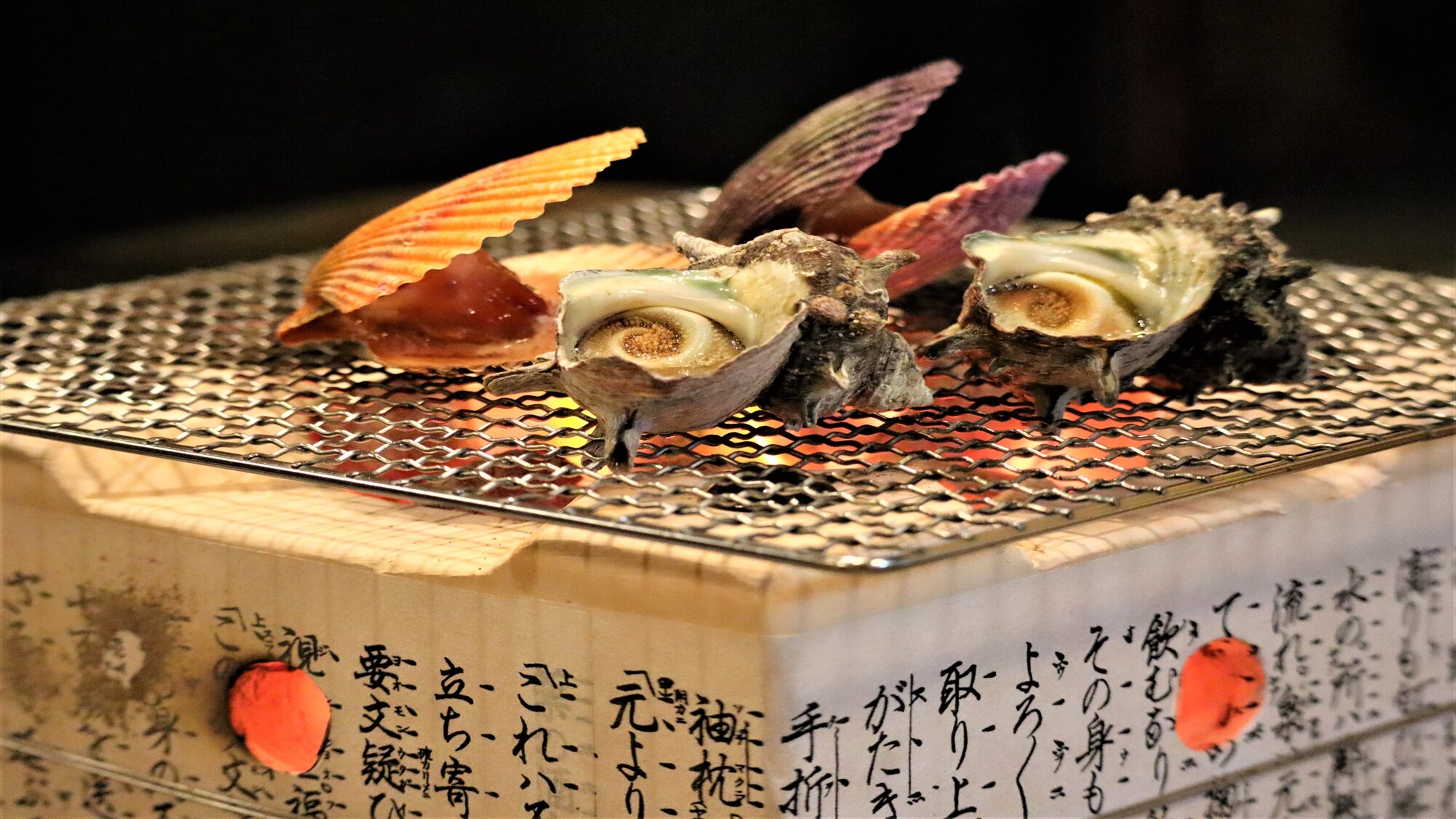餐廳“Sumibigoya Wakuta”。木炭烤架圖像。
