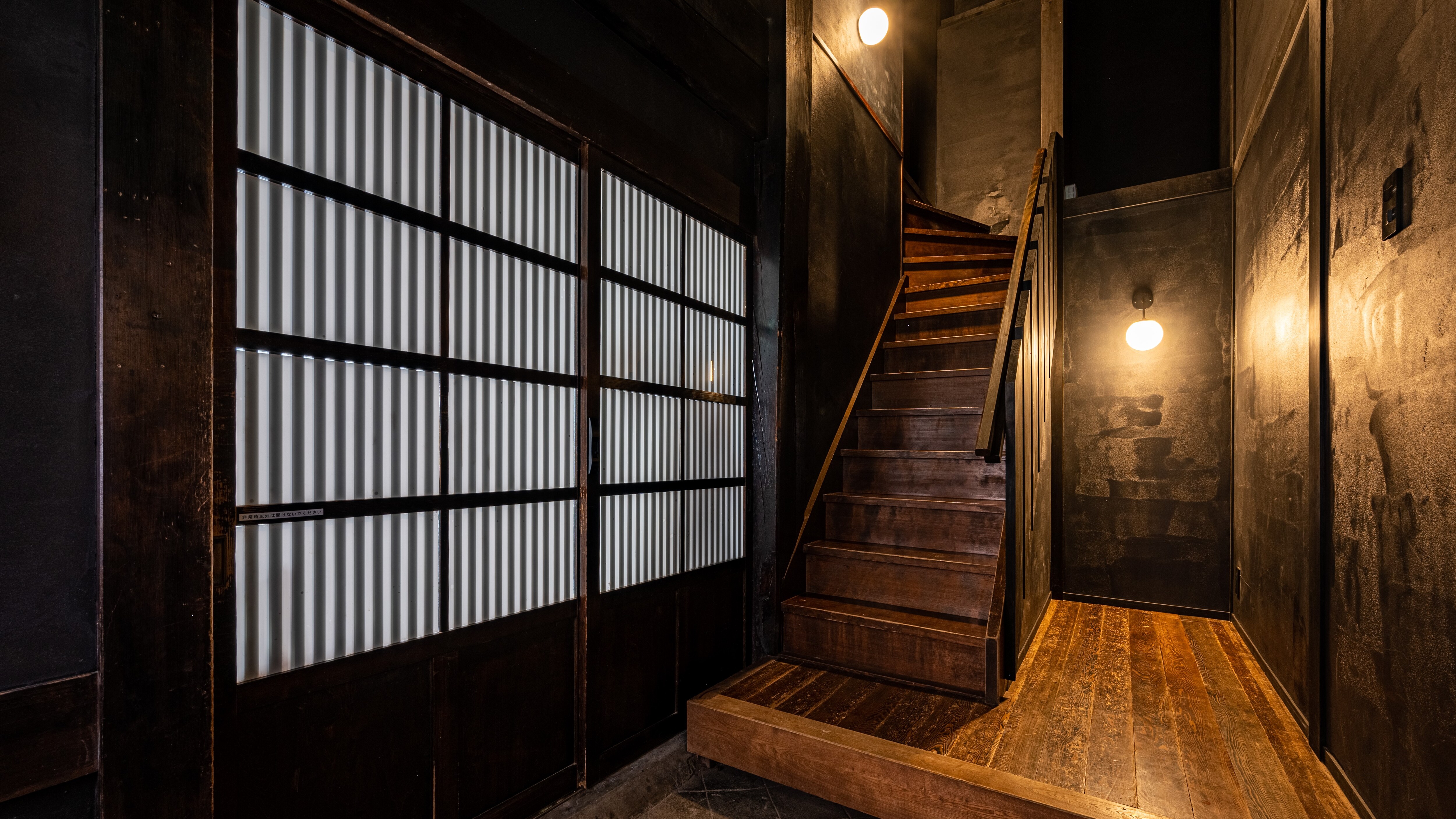 [Toshiyoshiya] Hyakuji / Luxury to feel the street through the lattice