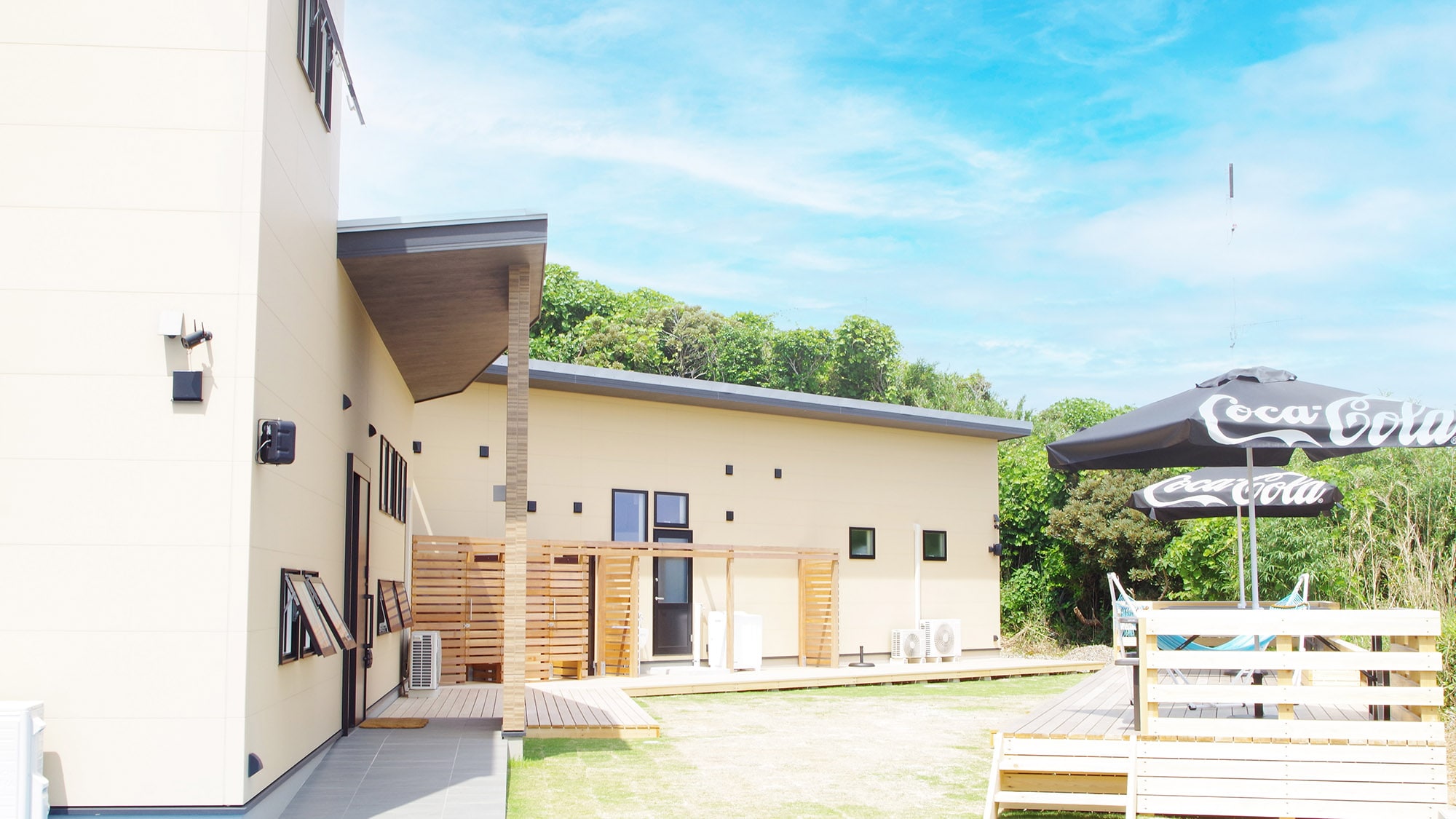 ・[ลานบ้าน] ผ่อนคลายด้วยการแกว่งเปลญวนบนระเบียงไม้