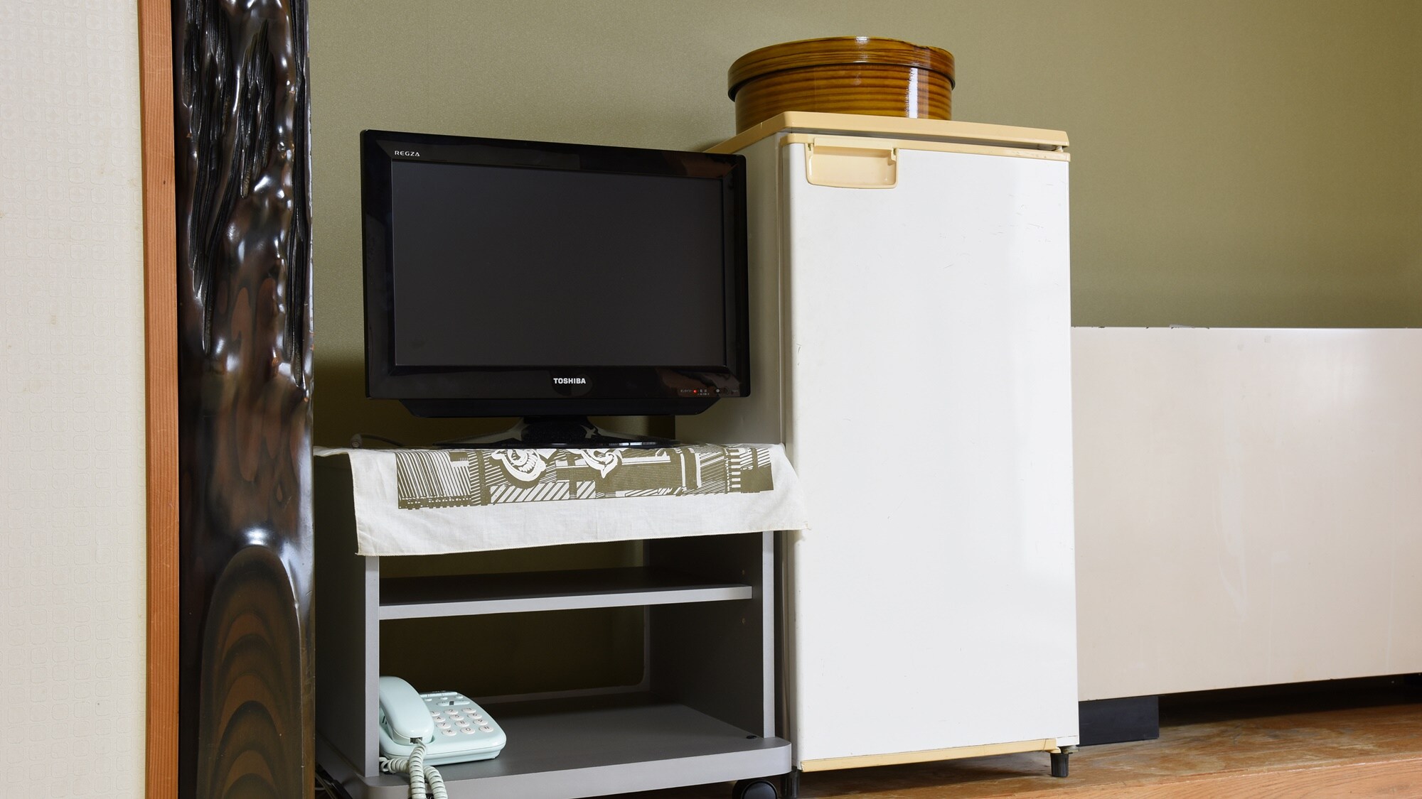 *[Kamar] Semua kamar dilengkapi dengan TV dan kulkas. Silakan digunakan sesuka hati.