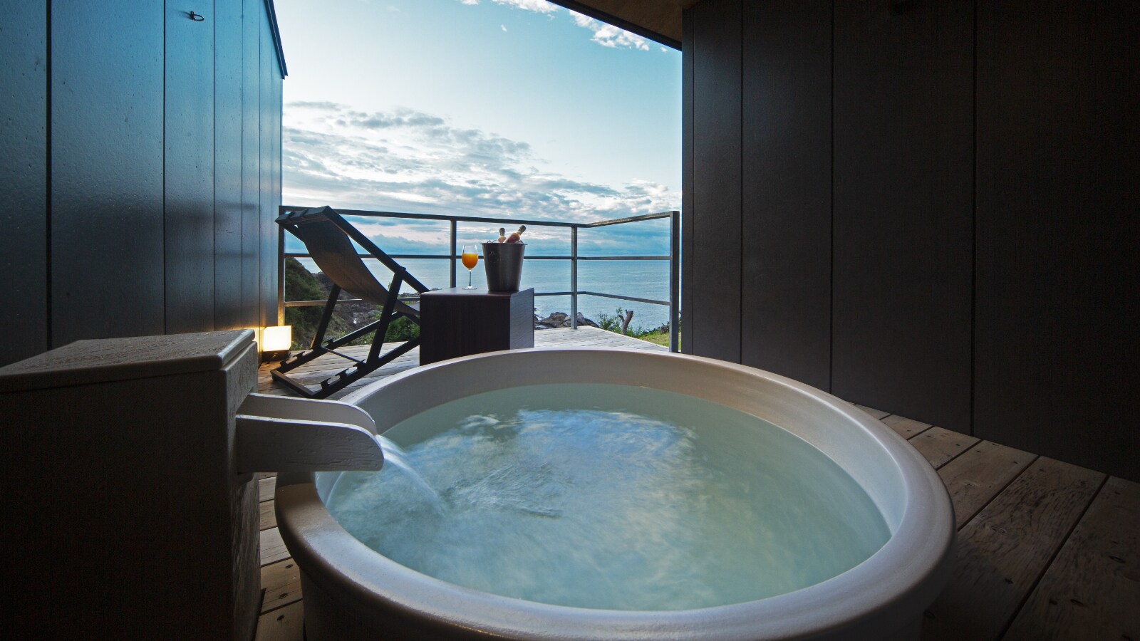 Guest room open-air bath