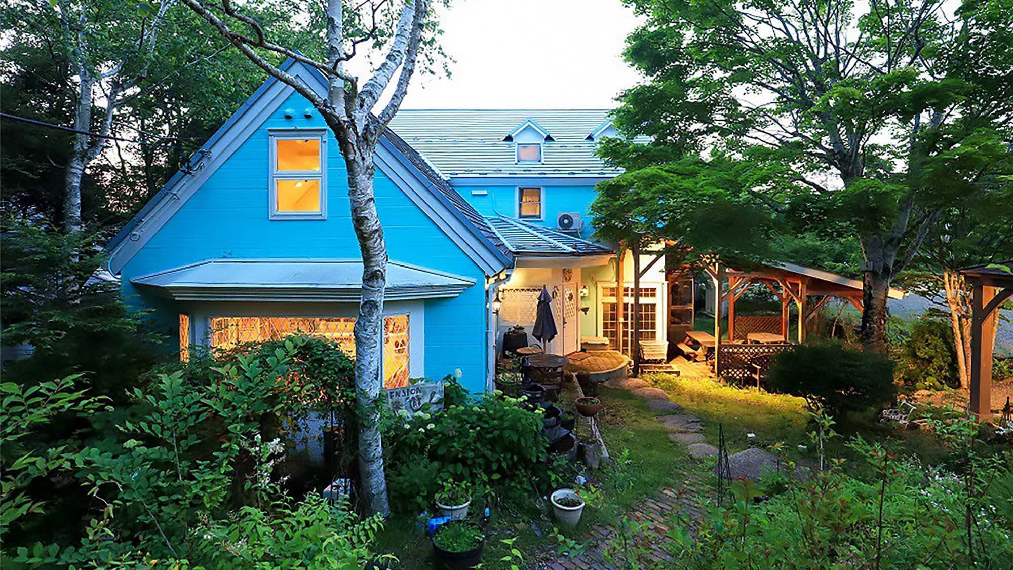 ・Exterior: At night, the warm light spills out among the greenery, making for a great photo spot.
