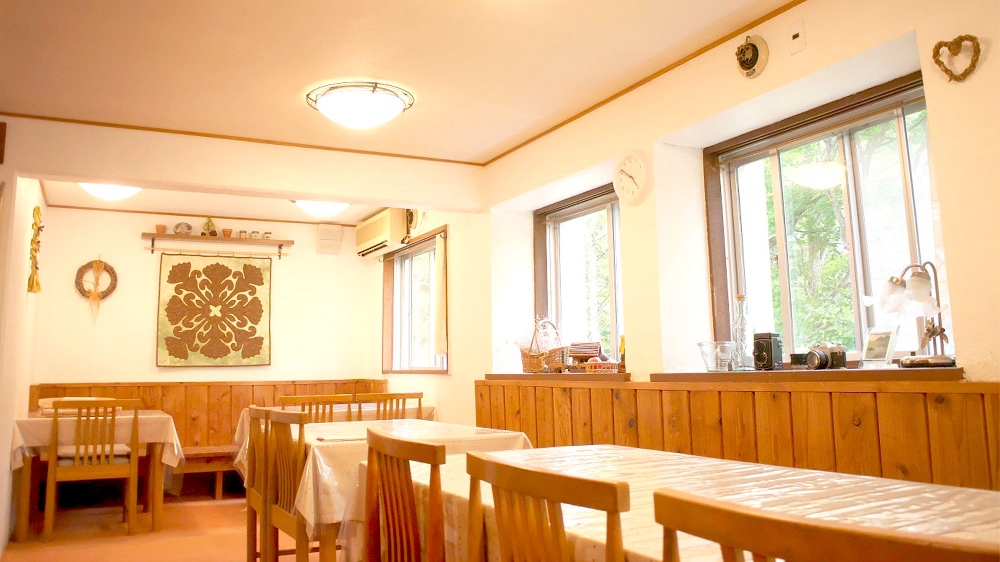 ・[Dining Room] Enjoy the chirping of spring birds and the autumn leaves while you dine.