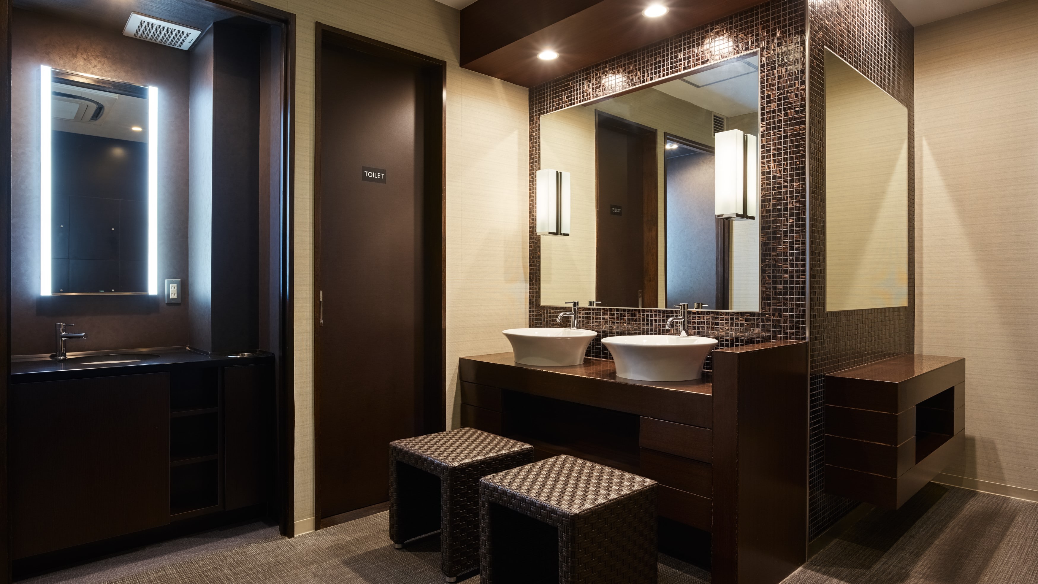 [Large communal bath powder room (for women)]