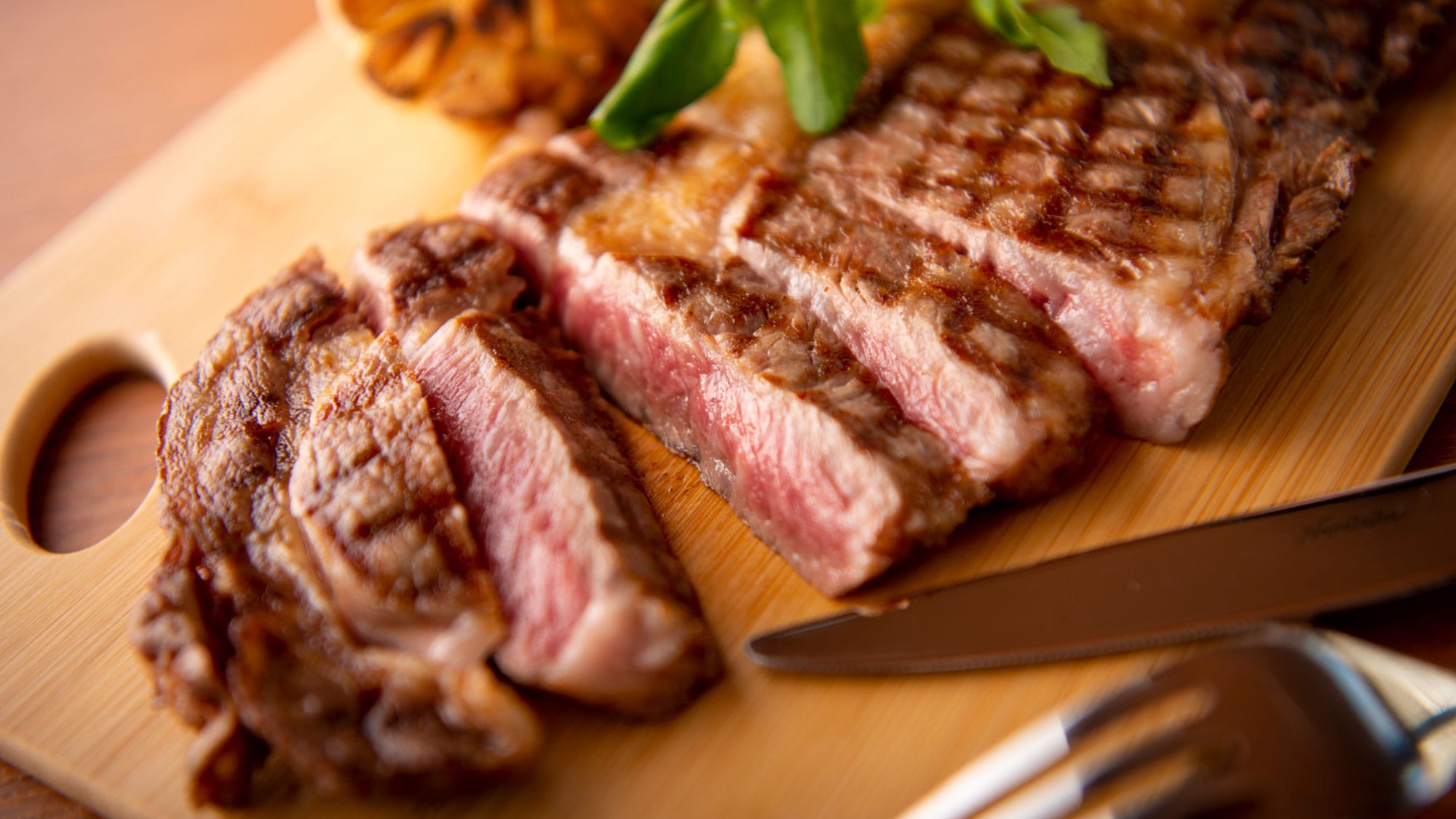 [อาหารจานหลัก - ตัวอย่างย่าง] สเต็กเนื้อสันนอกสมุนไพรโทคาจิ/เฉพาะเนื้อคุณภาพสูงเท่านั้นจึงจะย่างมีกลิ่นหอมสูง