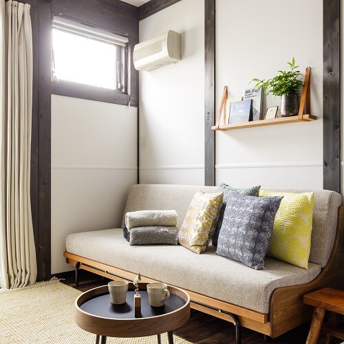 [Room for up to 4 people] Enjoy a relaxing time in a room bathed in soft sunlight.