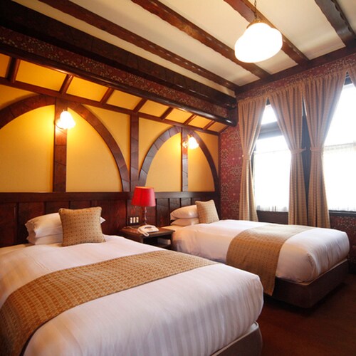 [Guest Room/Premium Twin] A modern room with a motif of flowers, birds, wind and moon.