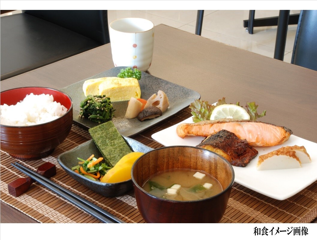 日本料理：米饭、味噌汤、泡菜、每日配菜、免费饮料