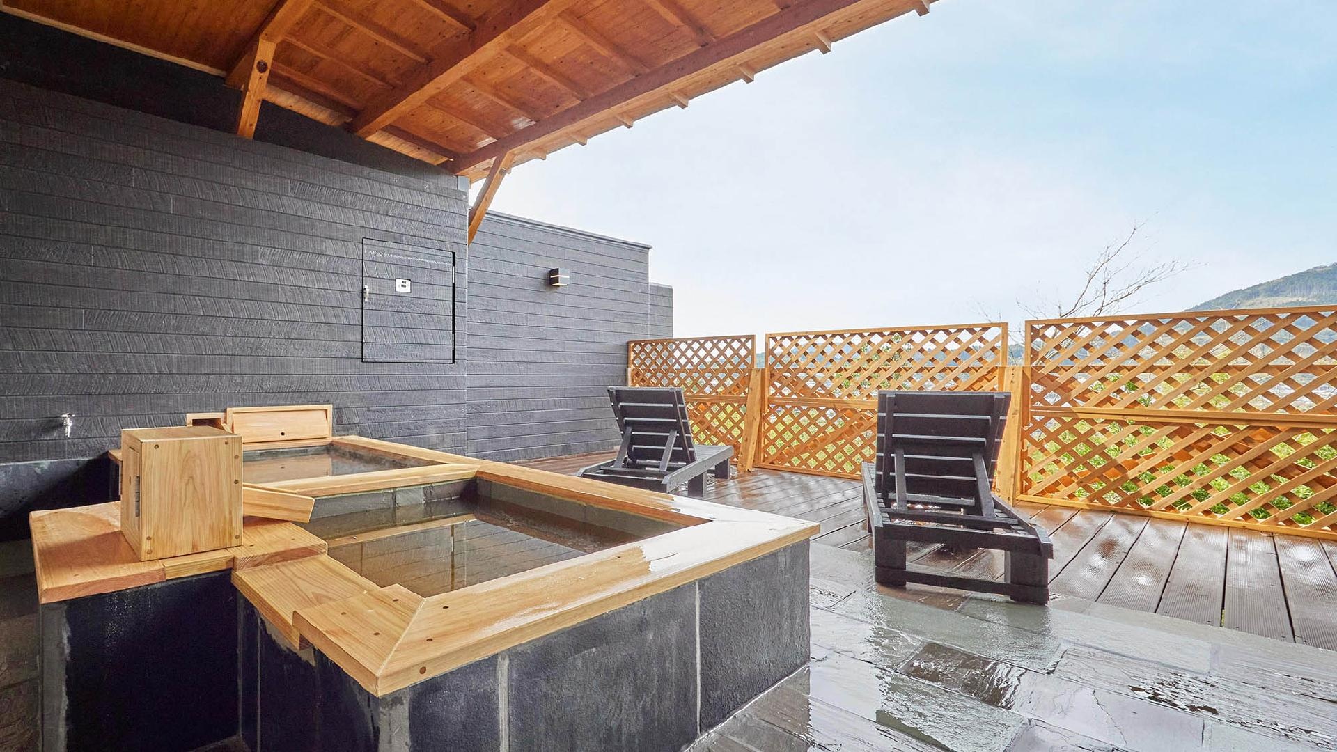 ・[Downstairs: Open-air bath in the guest room] Beautiful scenery and hot springs. A luxurious time.