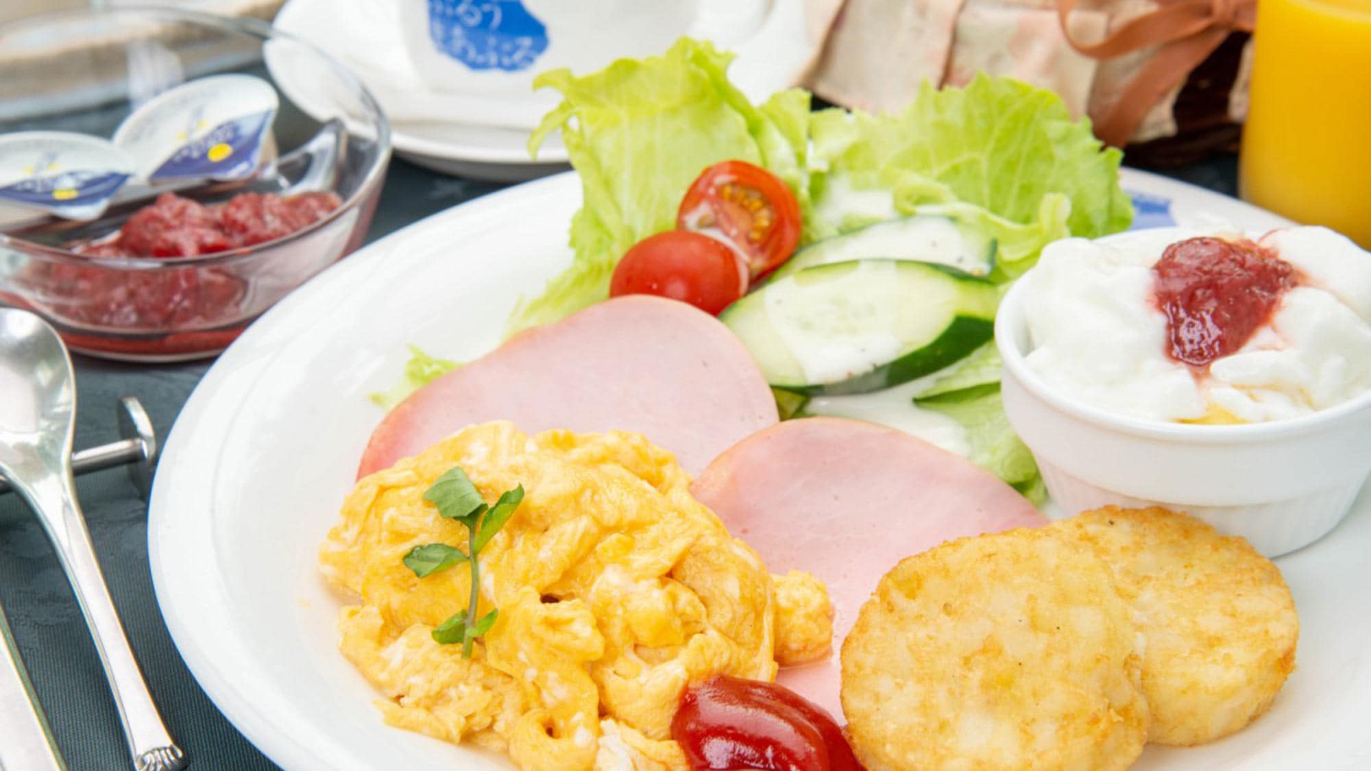 * Breakfast / We will prepare a Western-style breakfast such as homemade fruit jam on freshly baked bread.