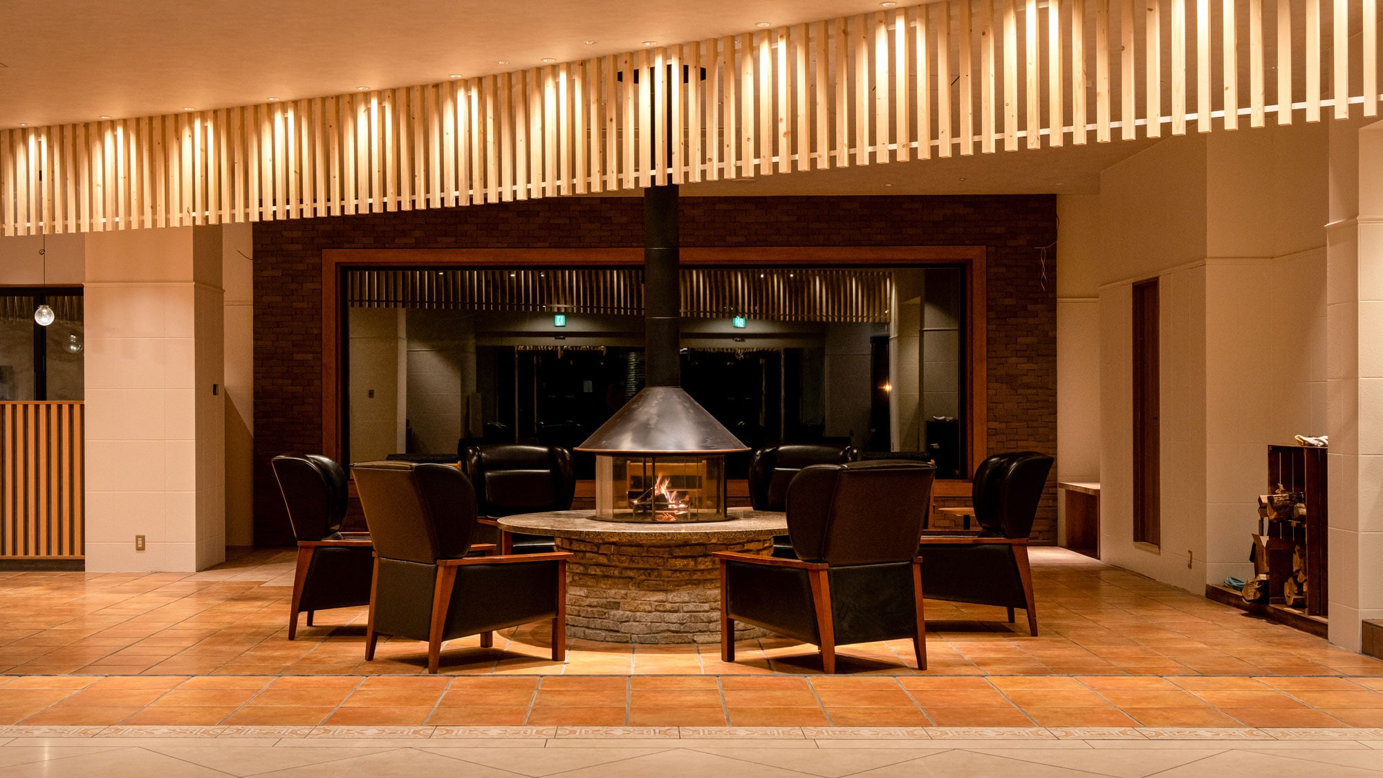 [Lounge & Cafe Bar] Impressive scenery from the large windows and a relaxing fireplace.