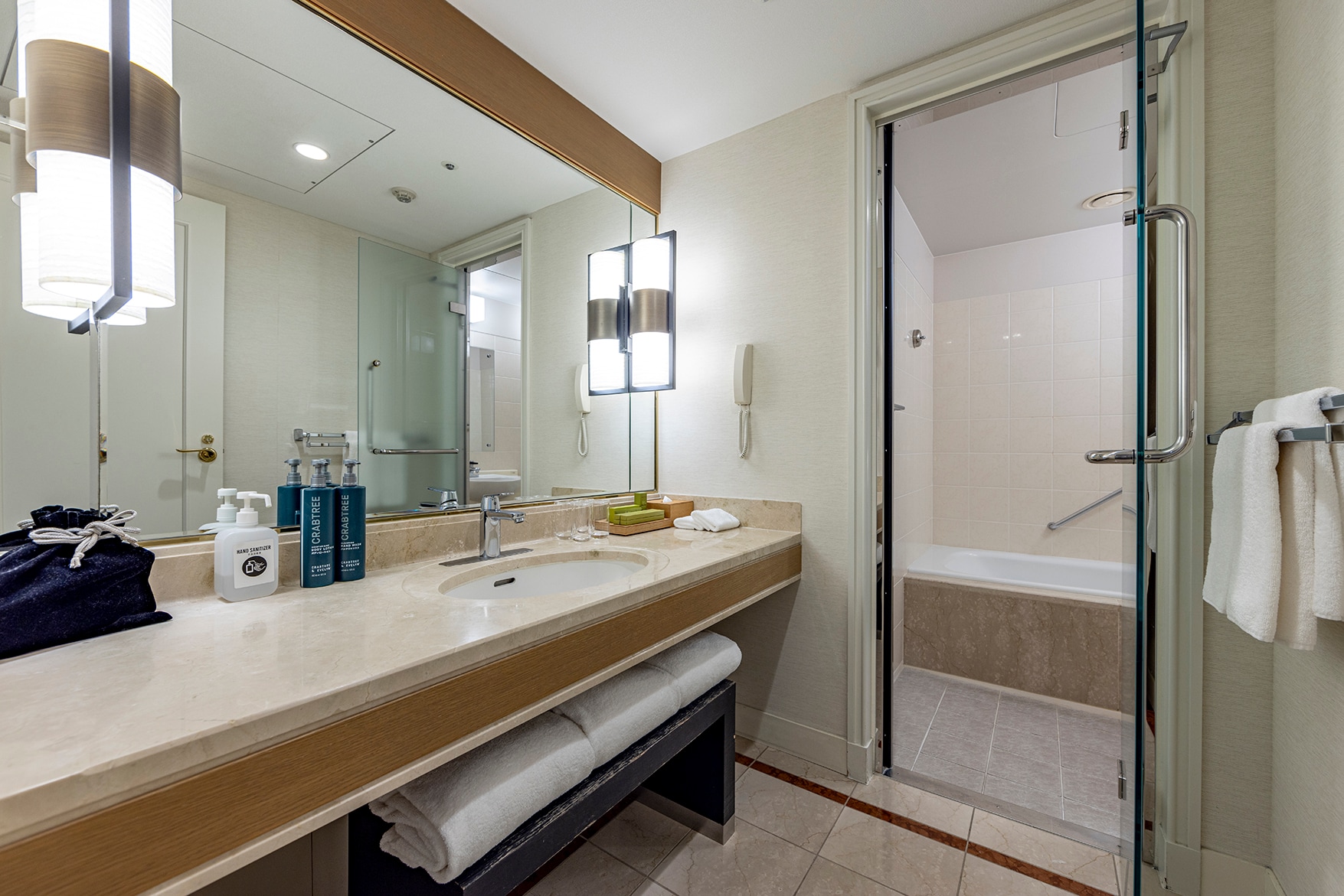 Japanese-Western style corner suite bathroom