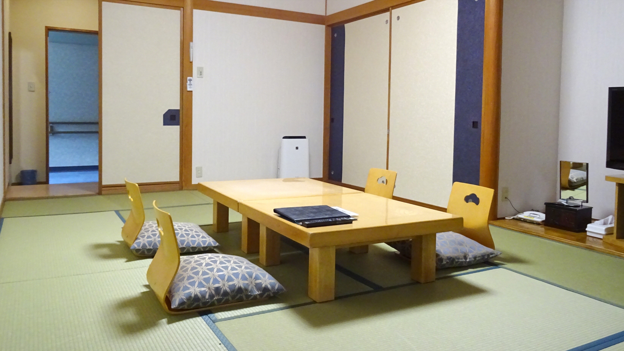 Example of a guest room: 12 tatami Japanese-style room. Recommended for groups and families!
