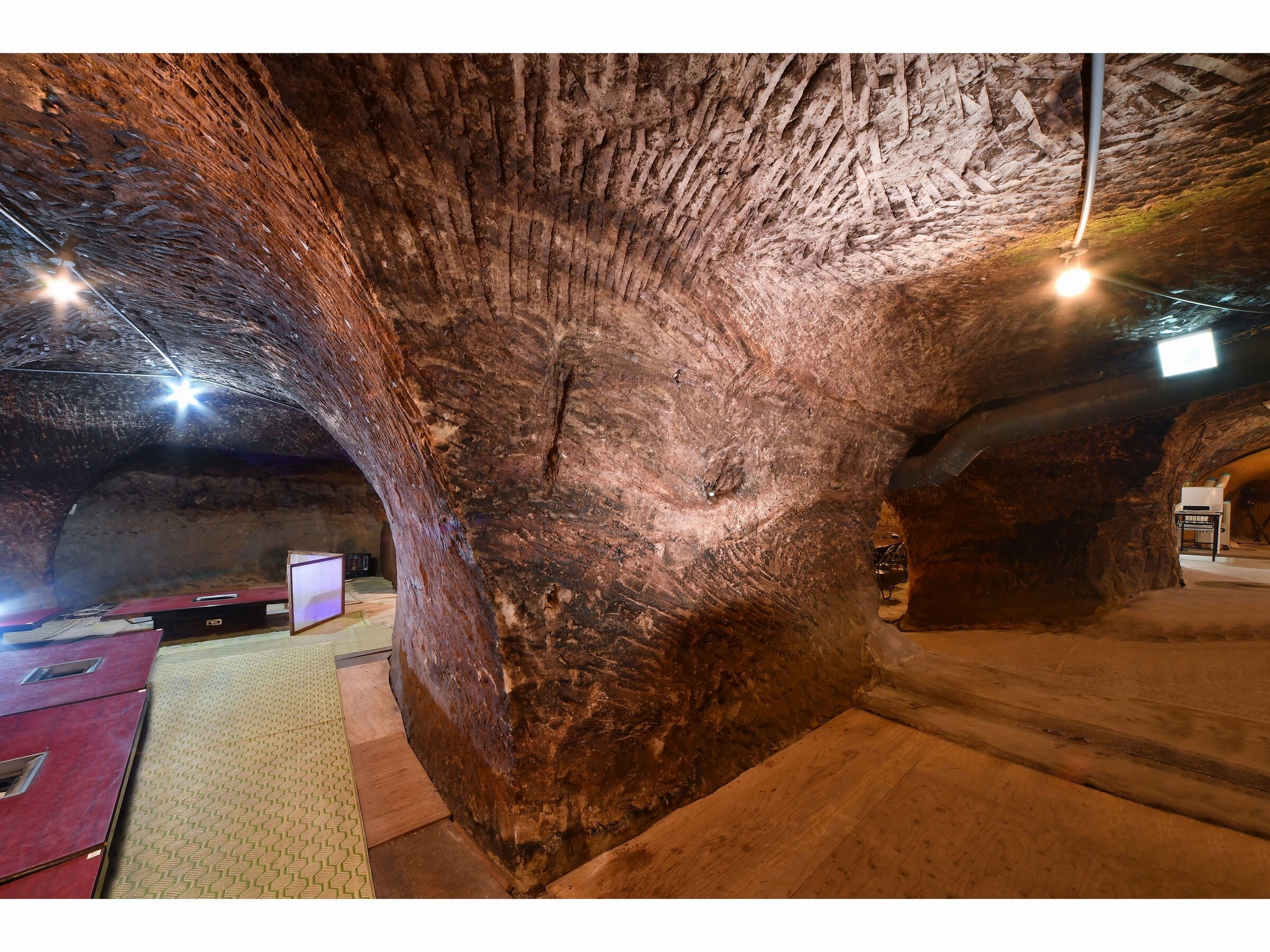 Phòng khách hang động 1