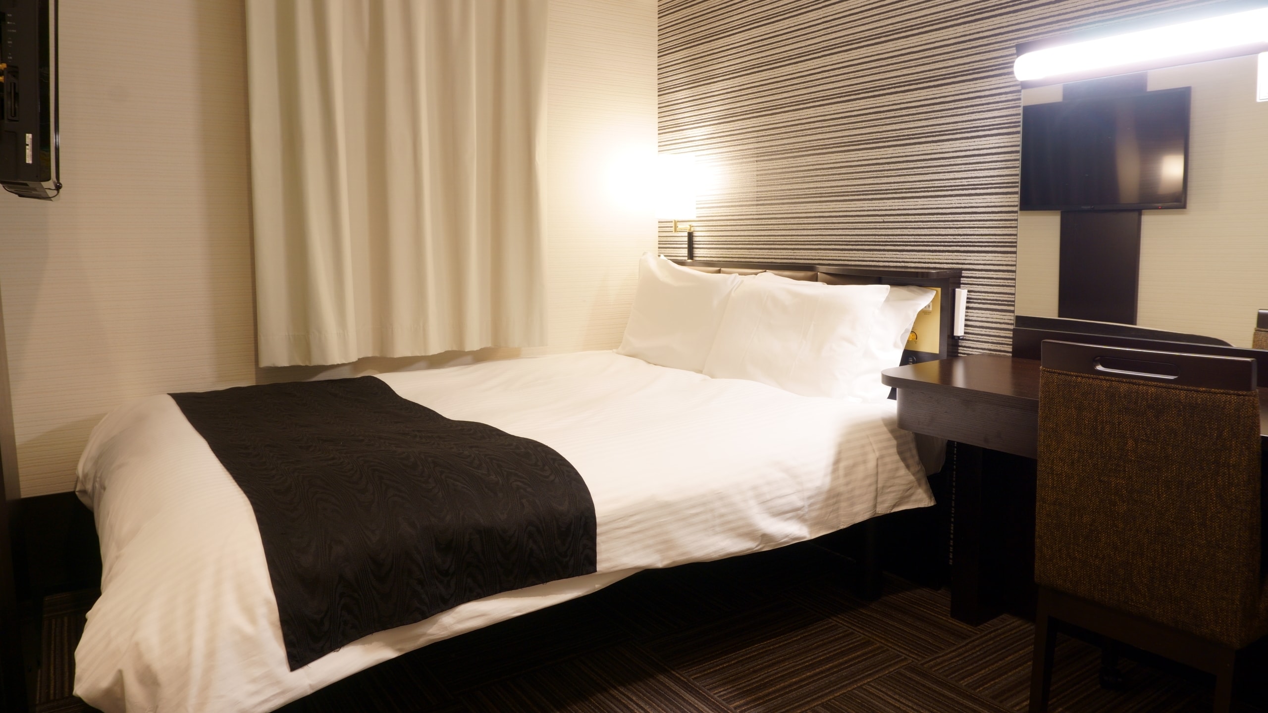 【세미 더블 룸】넓이 13.09㎡ 침대 폭 141cm(더블 침대 사용)