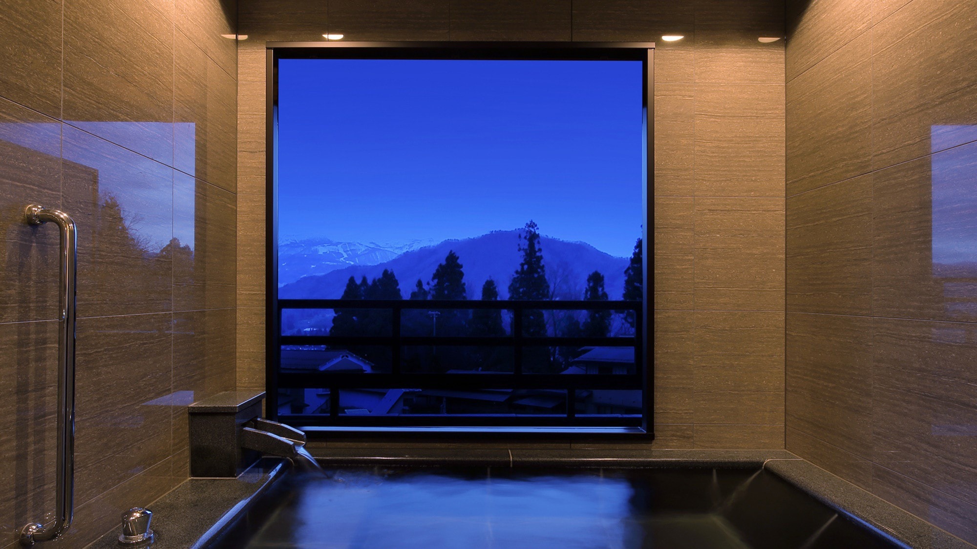 [带半露天浴池的日西式房间（Yuki no Yakata）]所有房间都是温泉。我们准备了一个可以让您以雪为主题慢慢放松的空间。