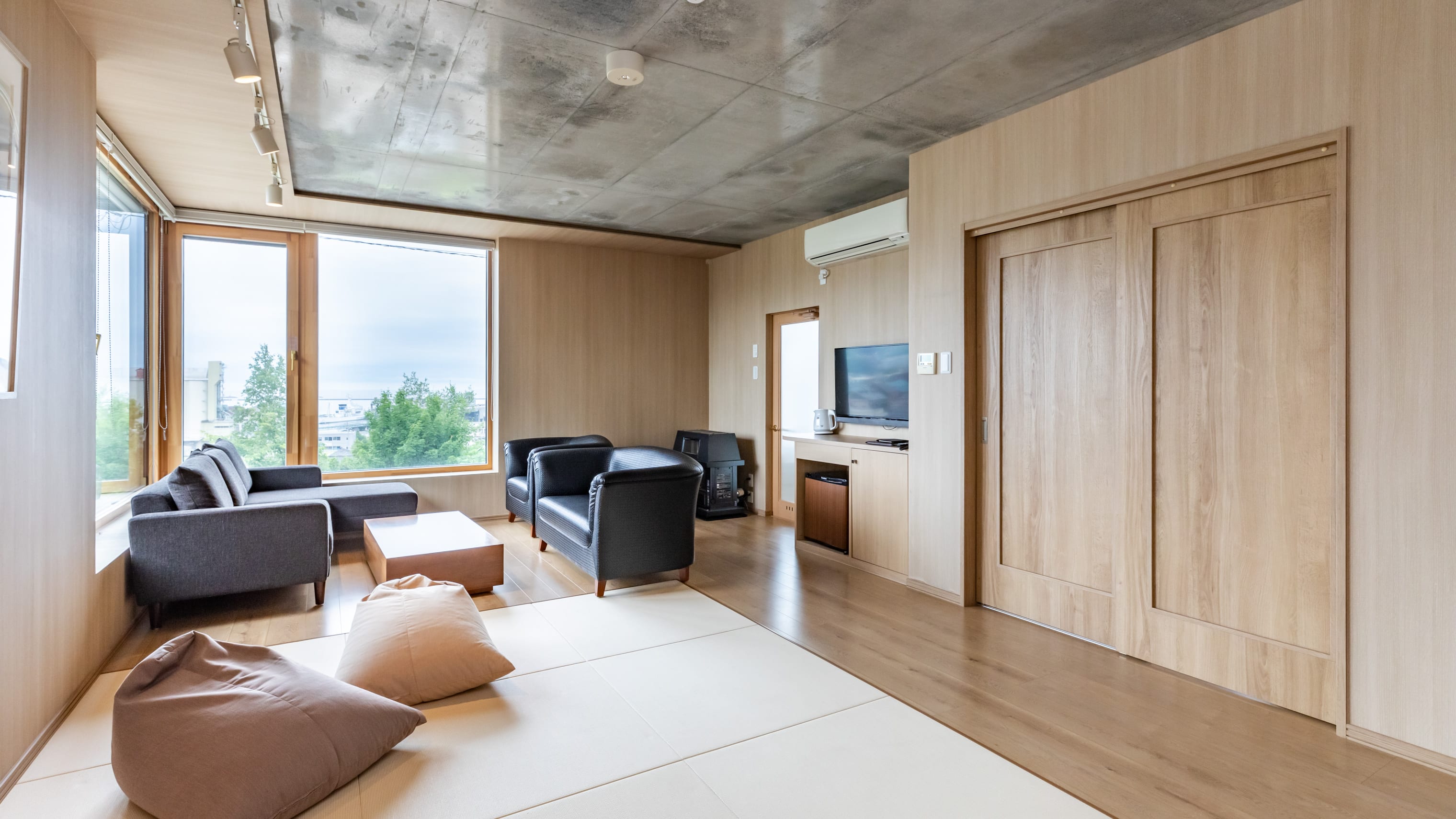 Panorama Suite (2 semi-double beds)