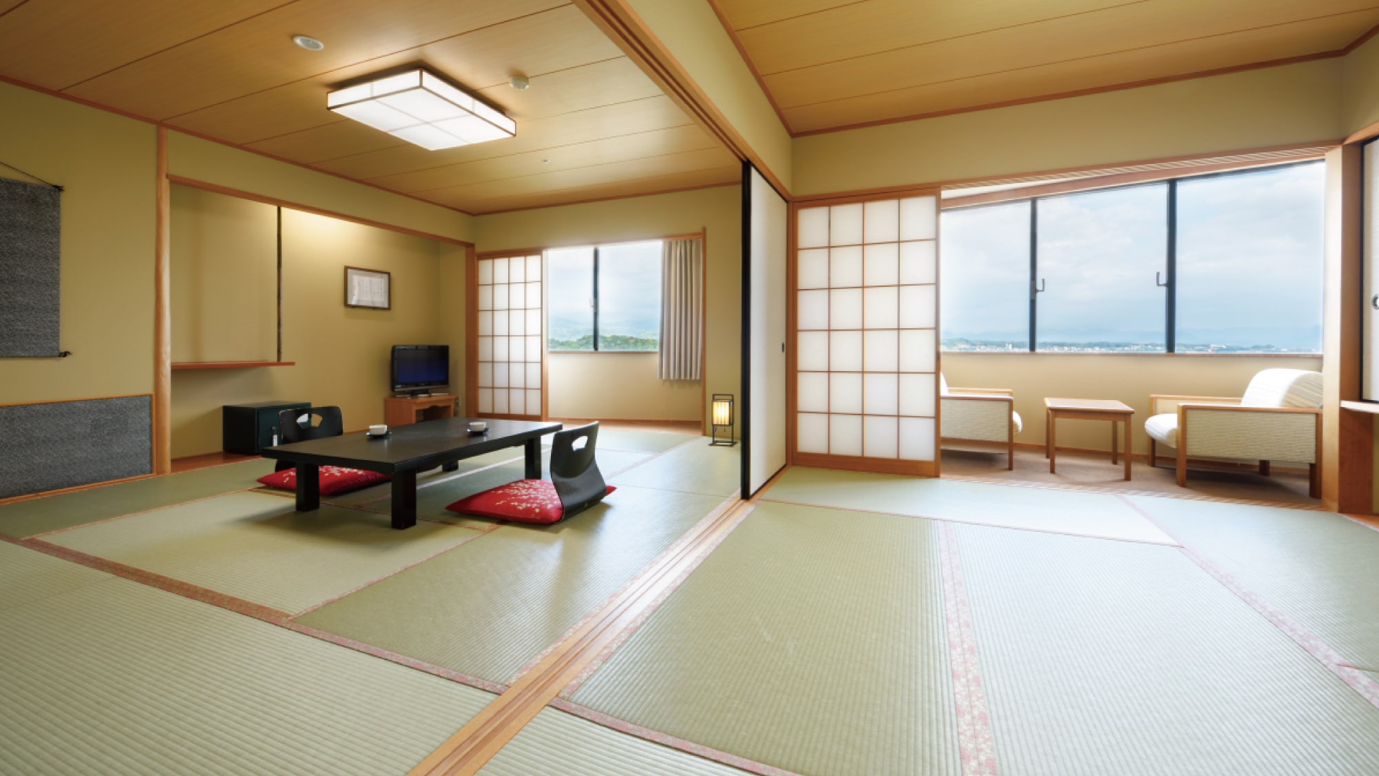 [Deluxe Japanese-style room] 10 tatami mats + 6 tatami mats for 2 consecutive rooms. Please relax in a calm atmosphere.