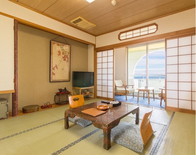 Japanese-style room with a view of the sea