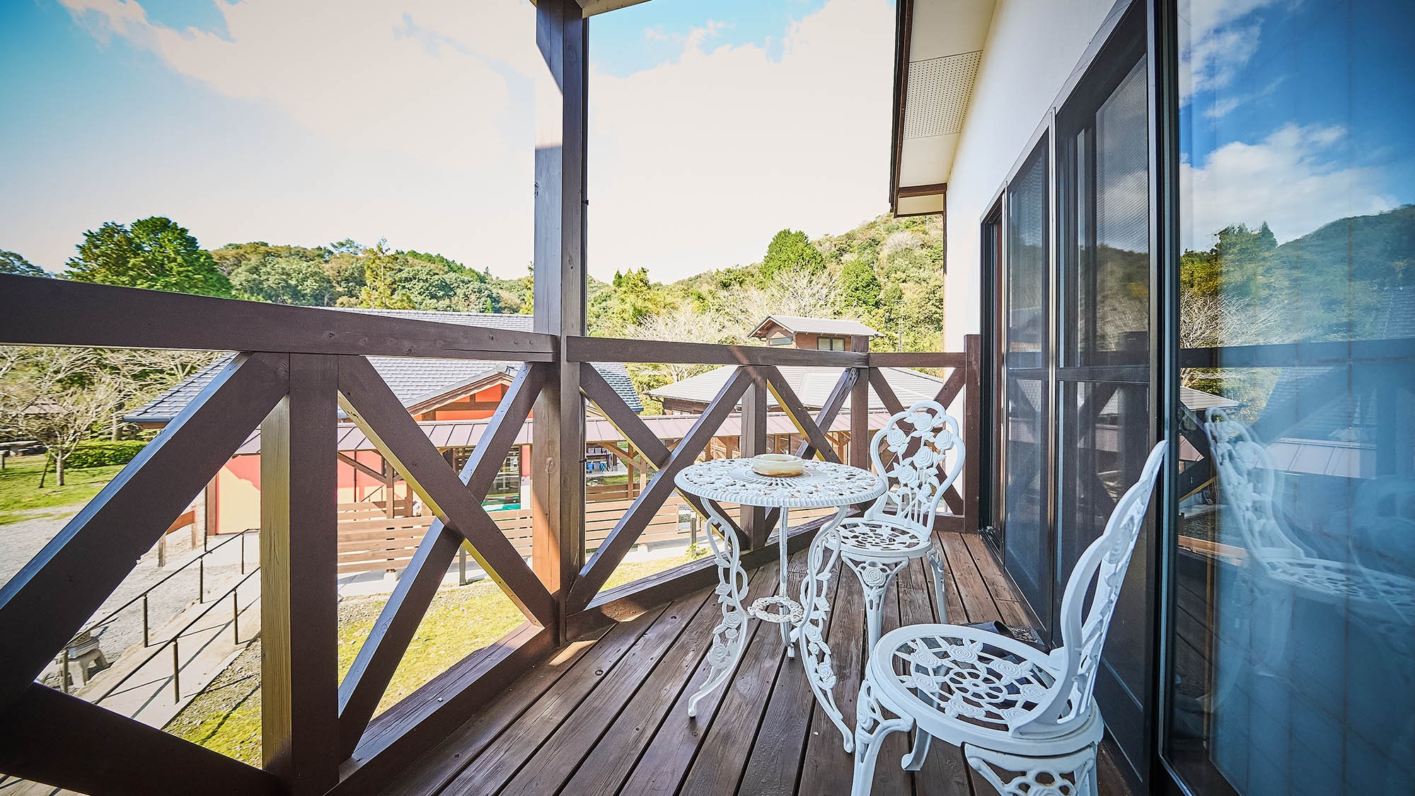 ・[Hibari Annex] The wooden deck is 3 tatami mats in size. You can enjoy a panoramic view of the rich nature and mountains.