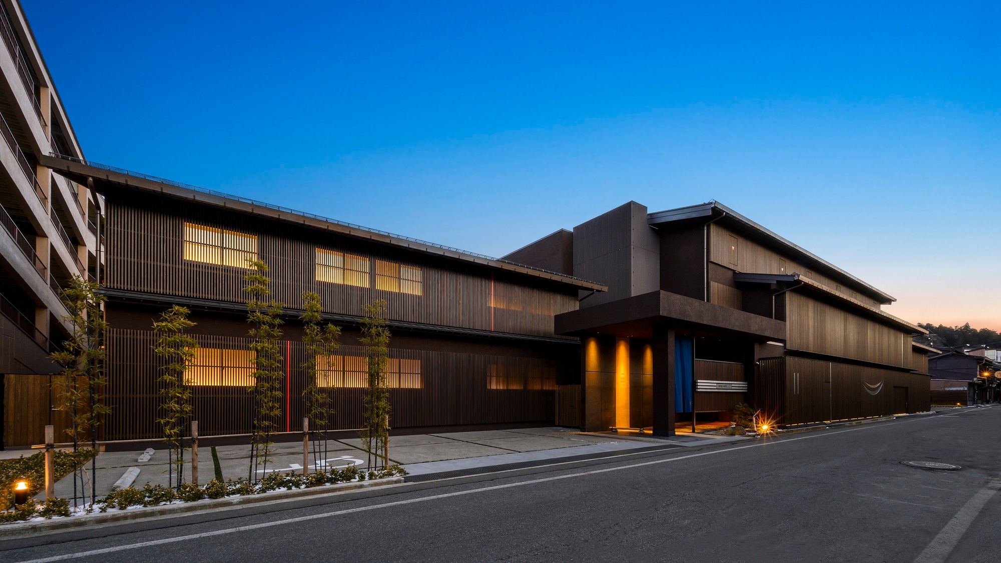 Eksterior hotel (saat senja)
