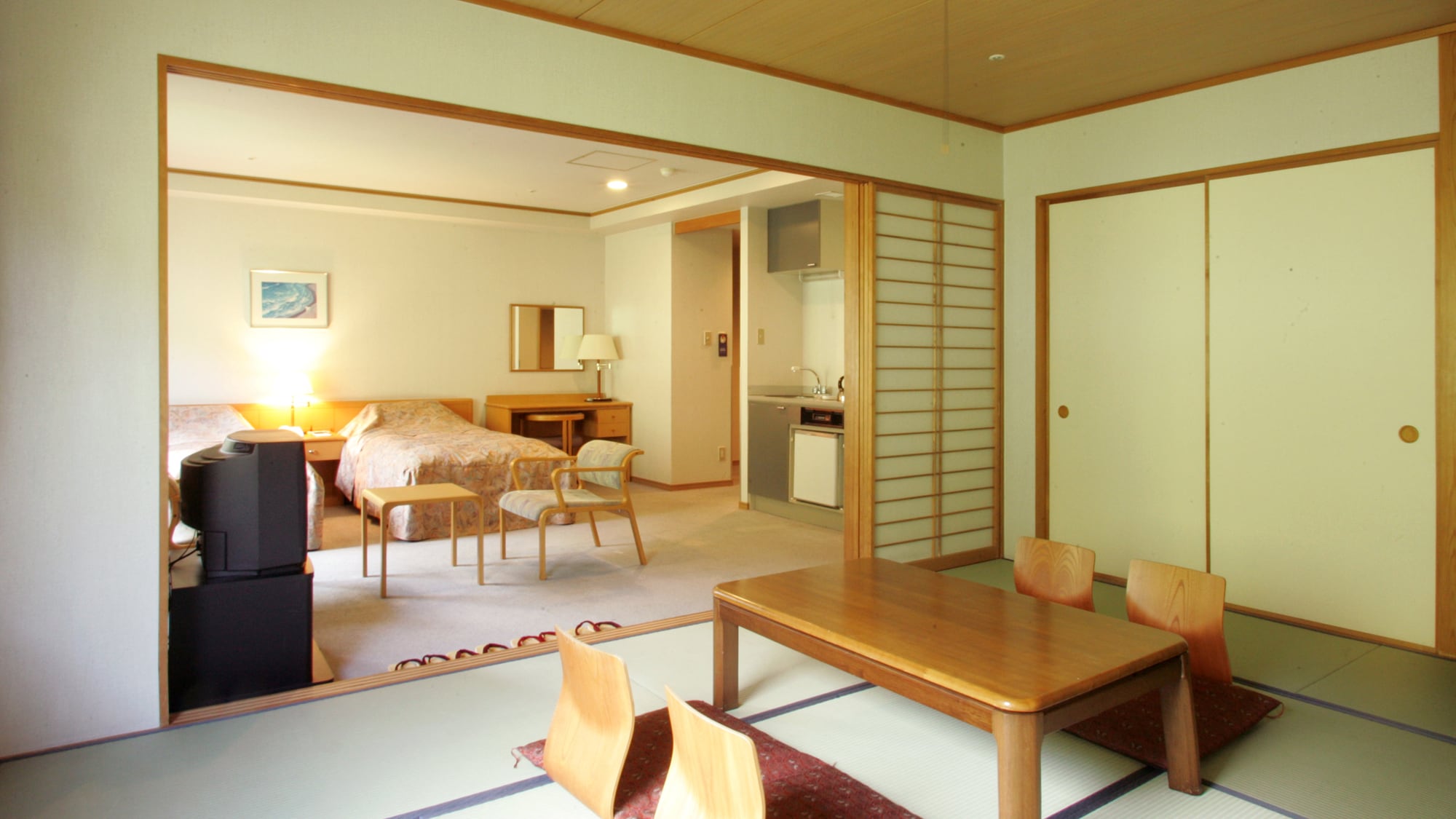 [Kamar Deluxe bergaya Jepang-Barat] Ini adalah kamar yang populer di hotel kami, dan ini adalah kamar yang menggabungkan kamar bergaya Jepang dan kamar bergaya Barat.